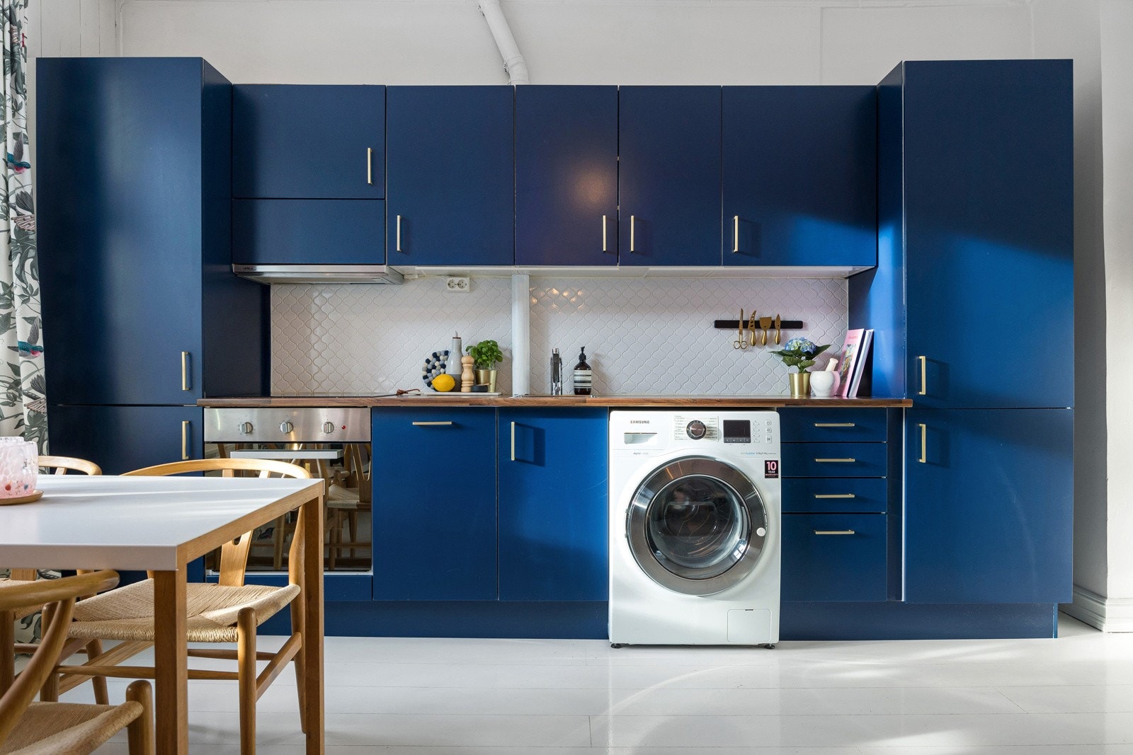 Her er det rikelig med oppbevaring i over- og underskapene, samt gode arbeidsflater på benkeplaten Galleribilde