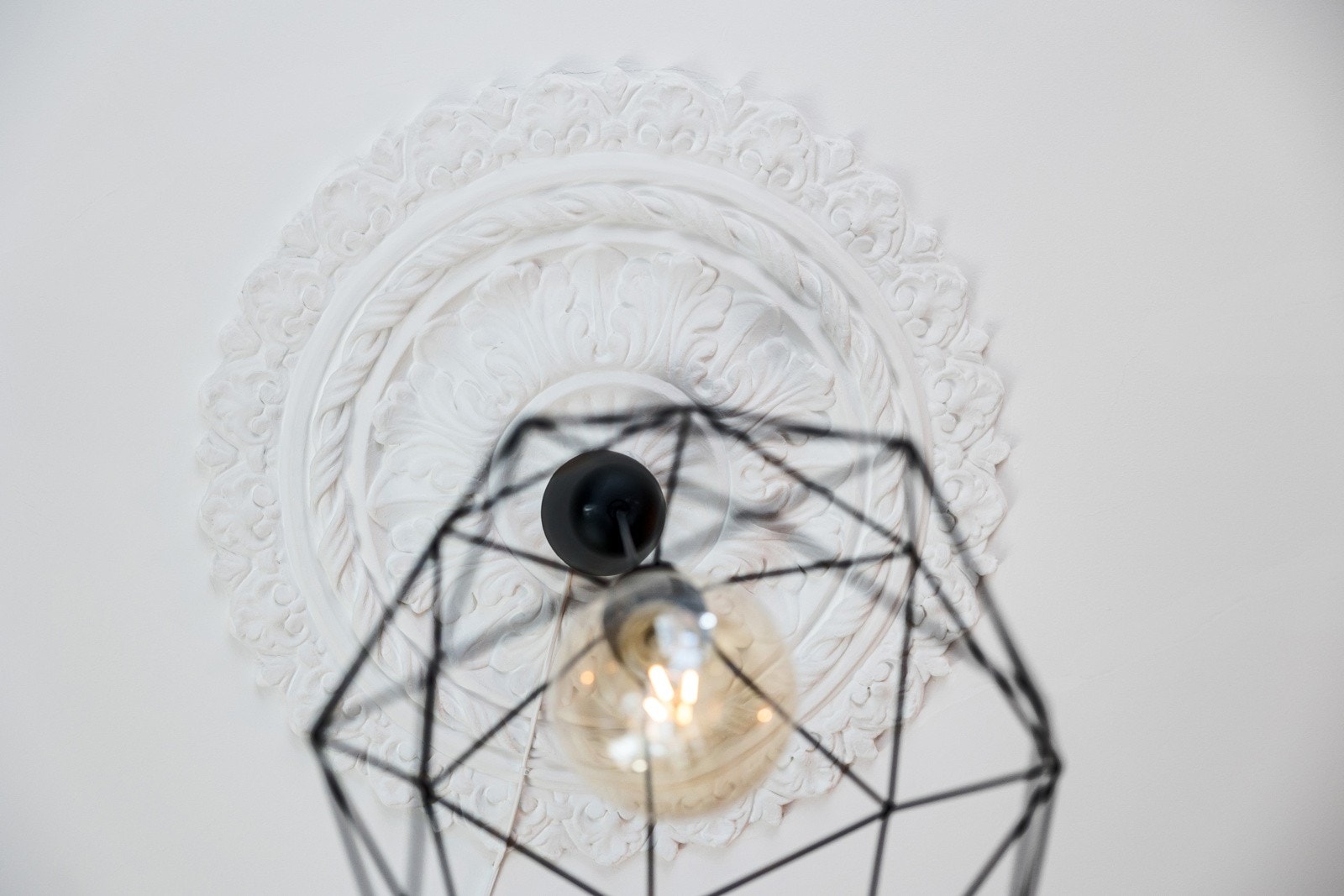 Leiligheten har klassiske detaljer som stukkatur og rosetter Galleribilde