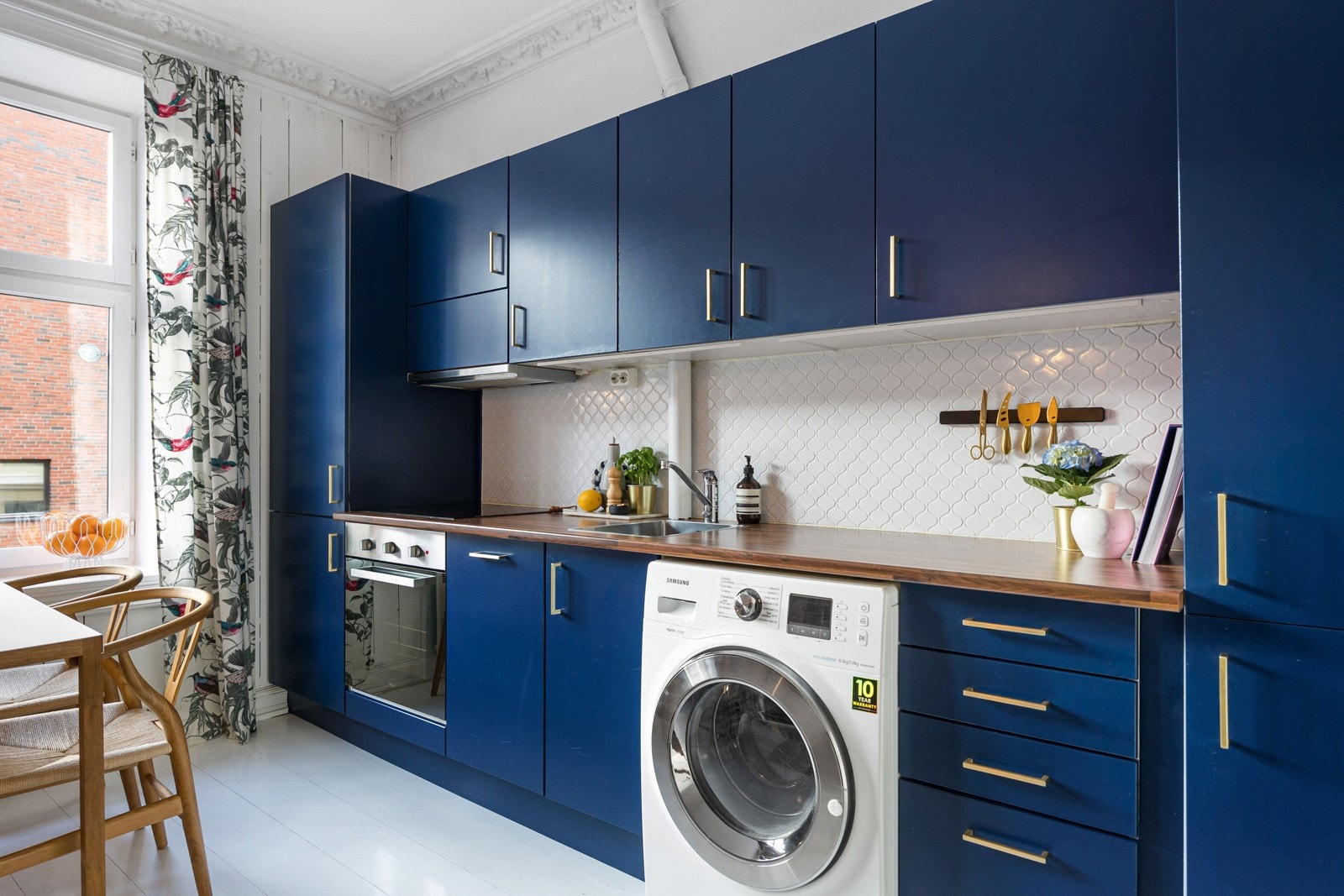 Leilighetens kjøkken er fra HTH med innredning bestående av glatt kjøkkeninnredning, laminat benkeplate, fliser over benk, utslagsvask med ett-greps blandebatteri og kjøkkenventilator Galleribilde