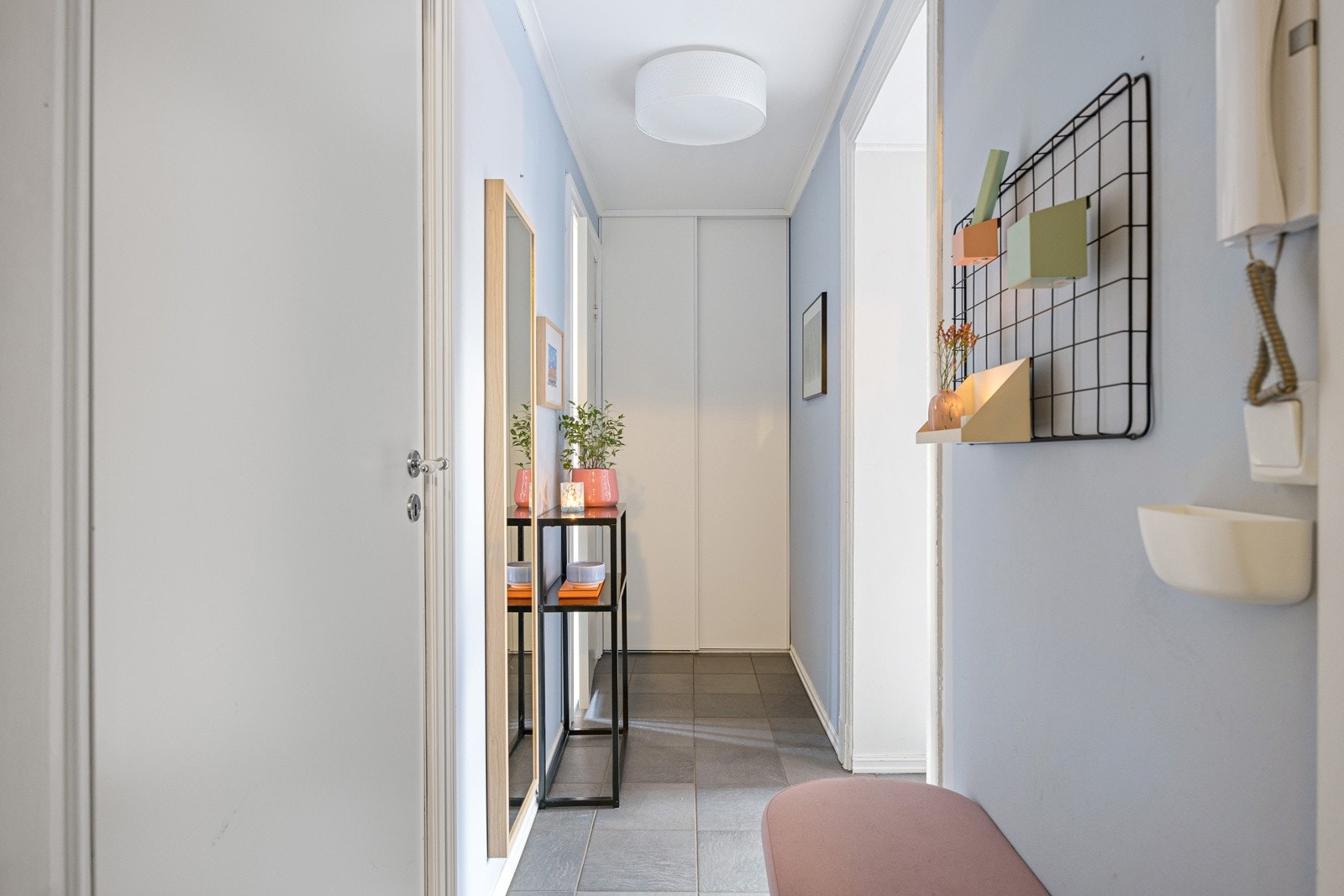 Leiligheten har en innbydende entré med garderobeløsning Galleribilde