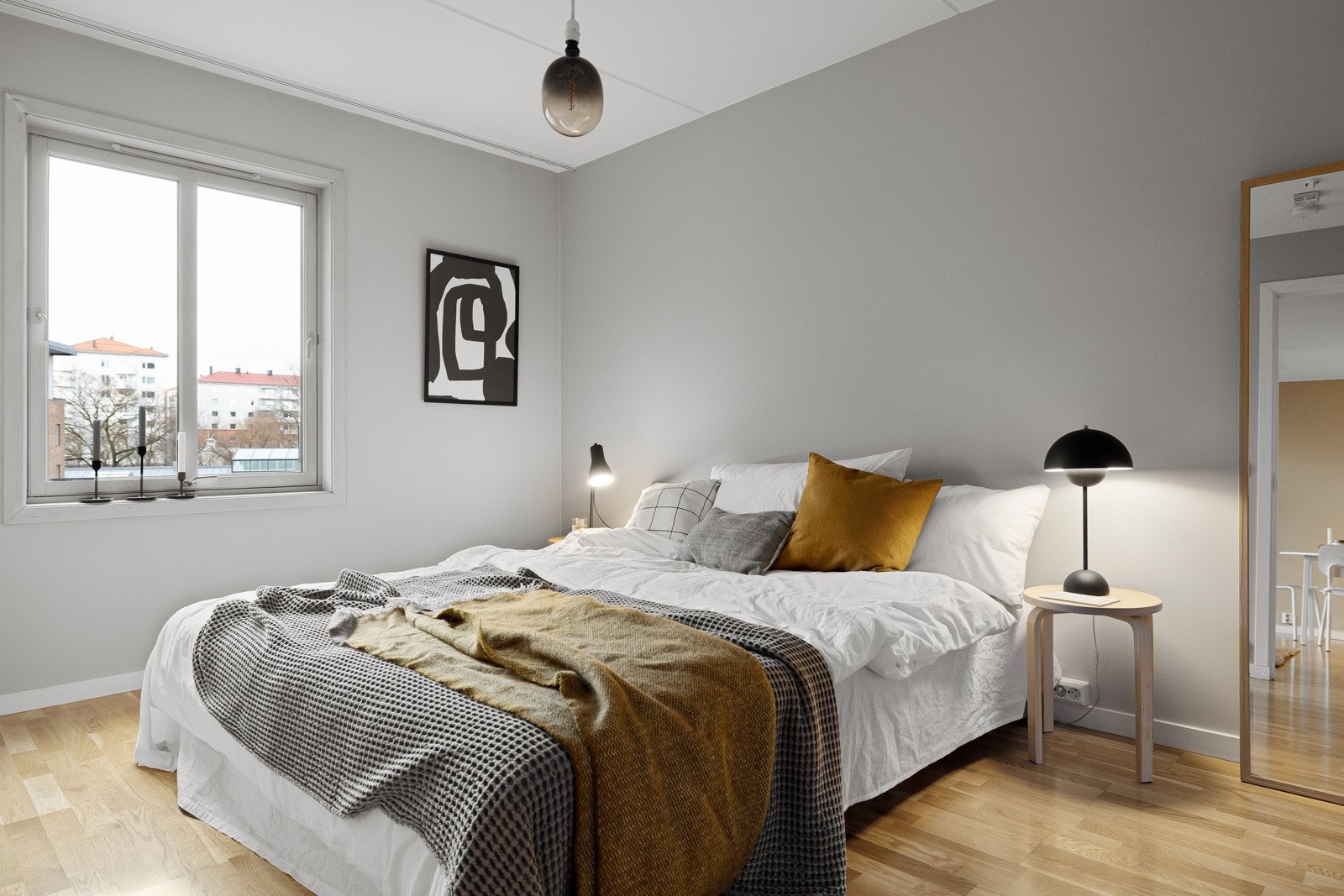 Luftig og pent soverom med god plass til blant annet dobbeltseng og nattbord på hver side Galleribilde