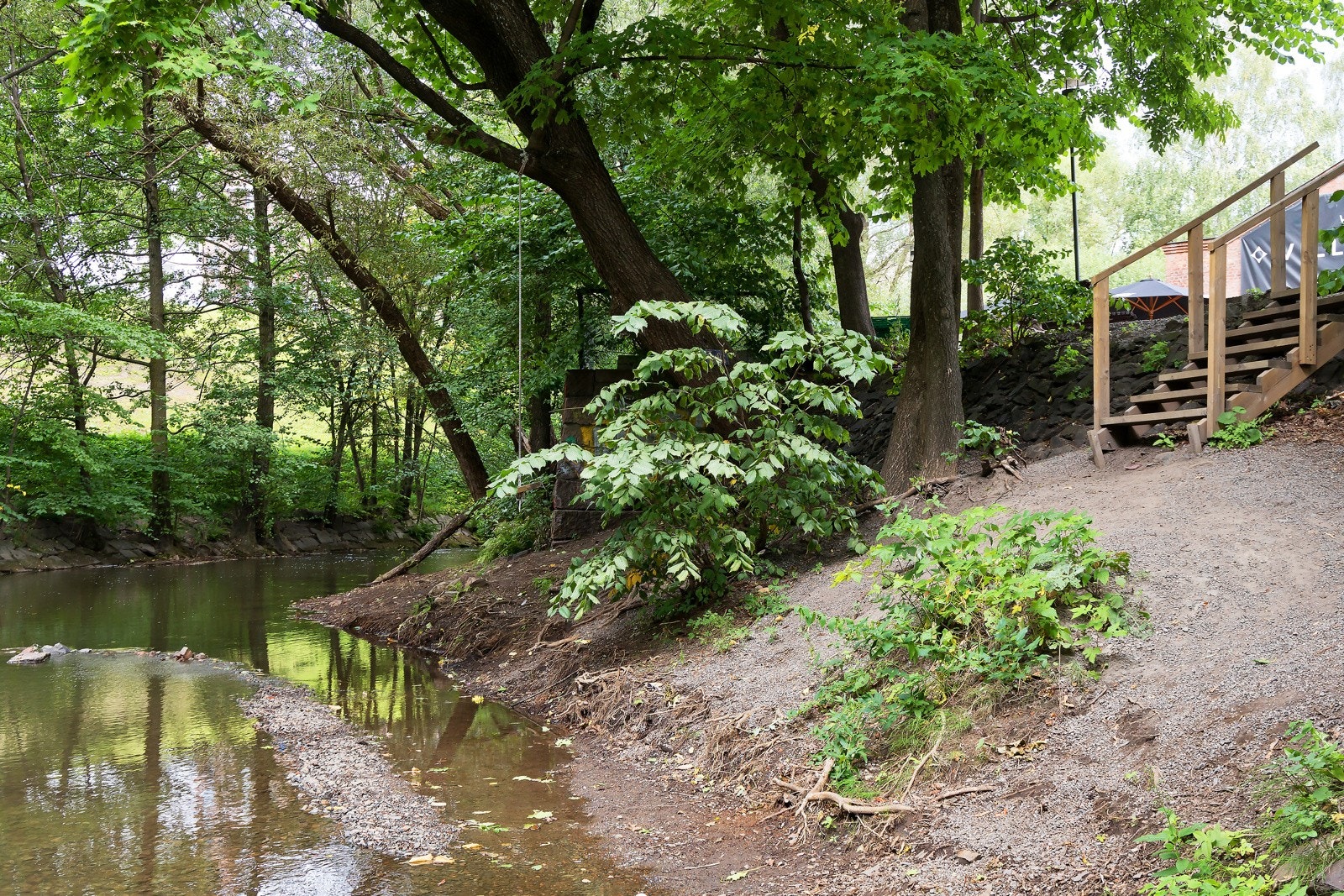 Nærheten til elva er unikt for Lilleborg. Elva benyttes flittig av store og små til lek og bading eller bare et pusterom i naturen nært hjemme. Galleribilde