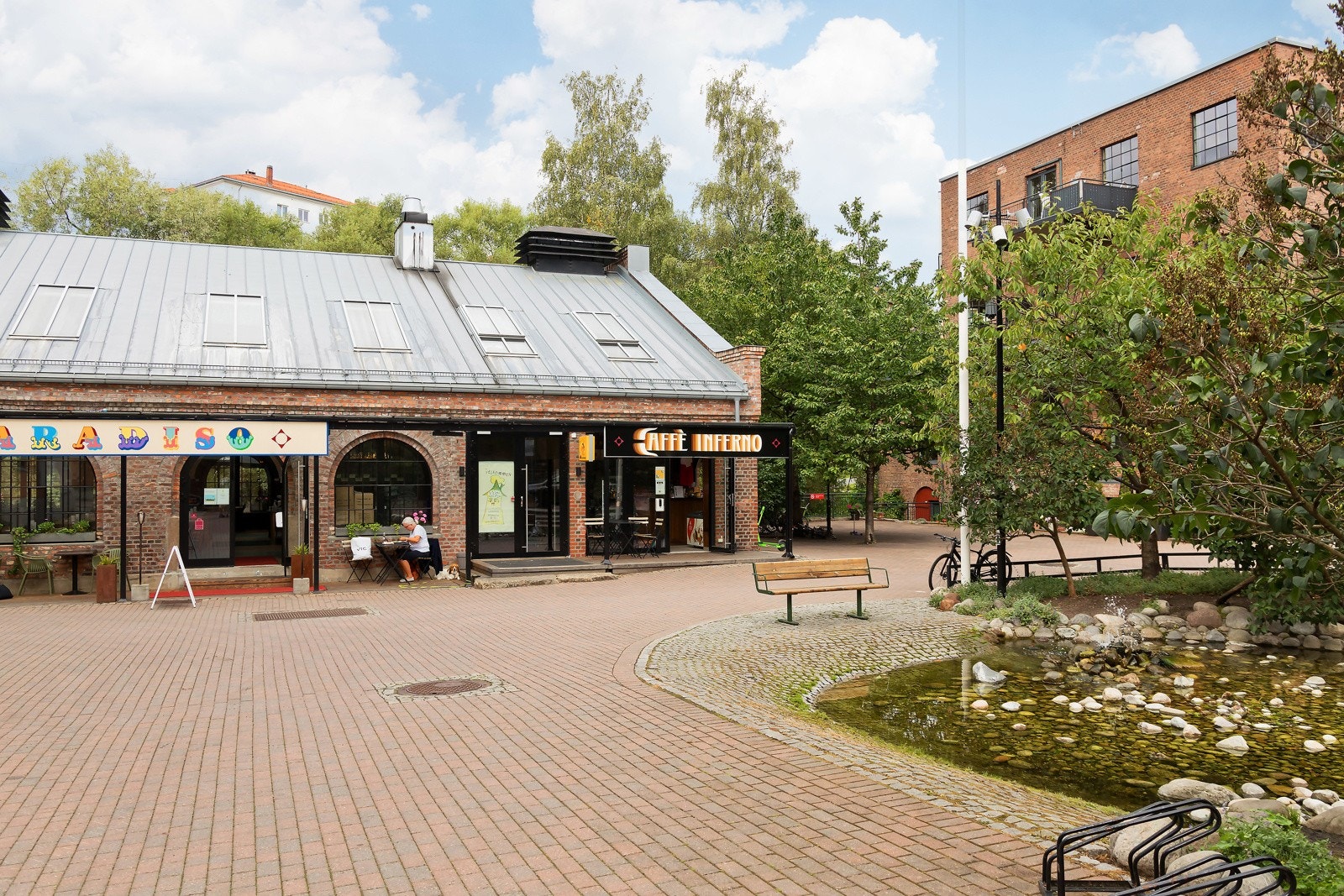 Det serveres småretter, kaker, lunch og et herlig utvalg av kaffevarianter på Caffè Inferno hver dag, hele året Galleribilde