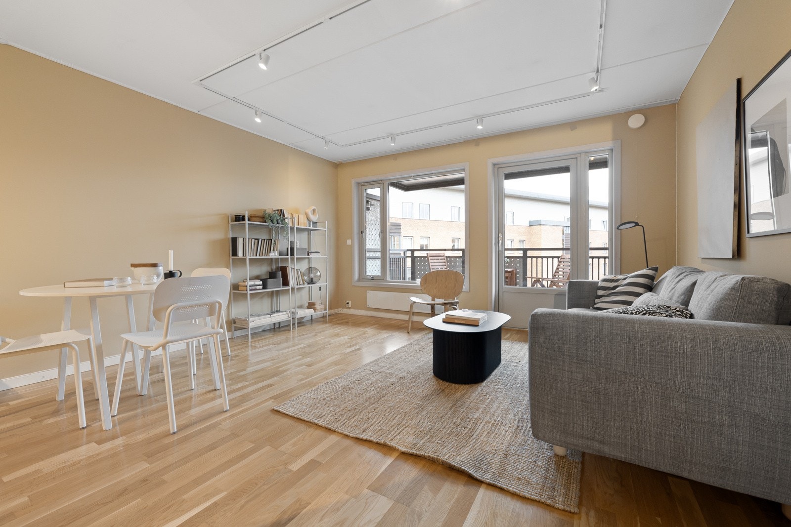 Stuen er tiltalende og pen, med pene overflater og en stor vindusflate som slipper inn rikelig med naturlig lys i oppholdsrommet Galleribilde