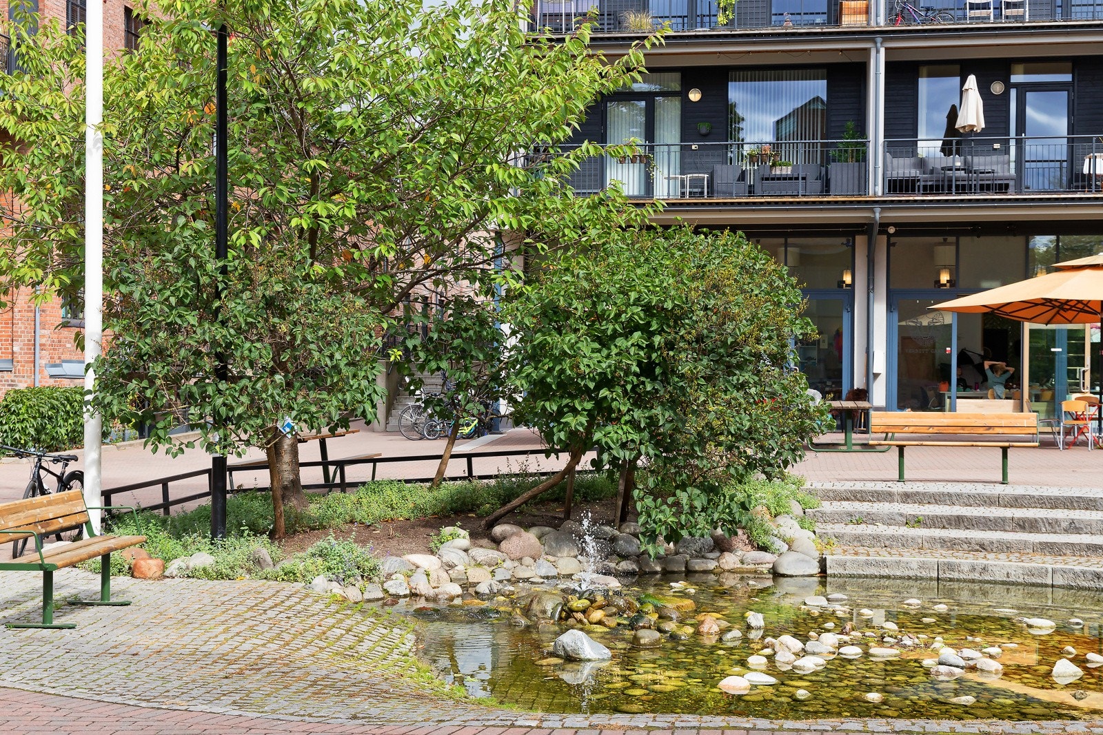 Lilleborg er et koselig og barnevennlig område med flere sittegrupper, pent opparbeidede grøntarealer og lekeområder Galleribilde