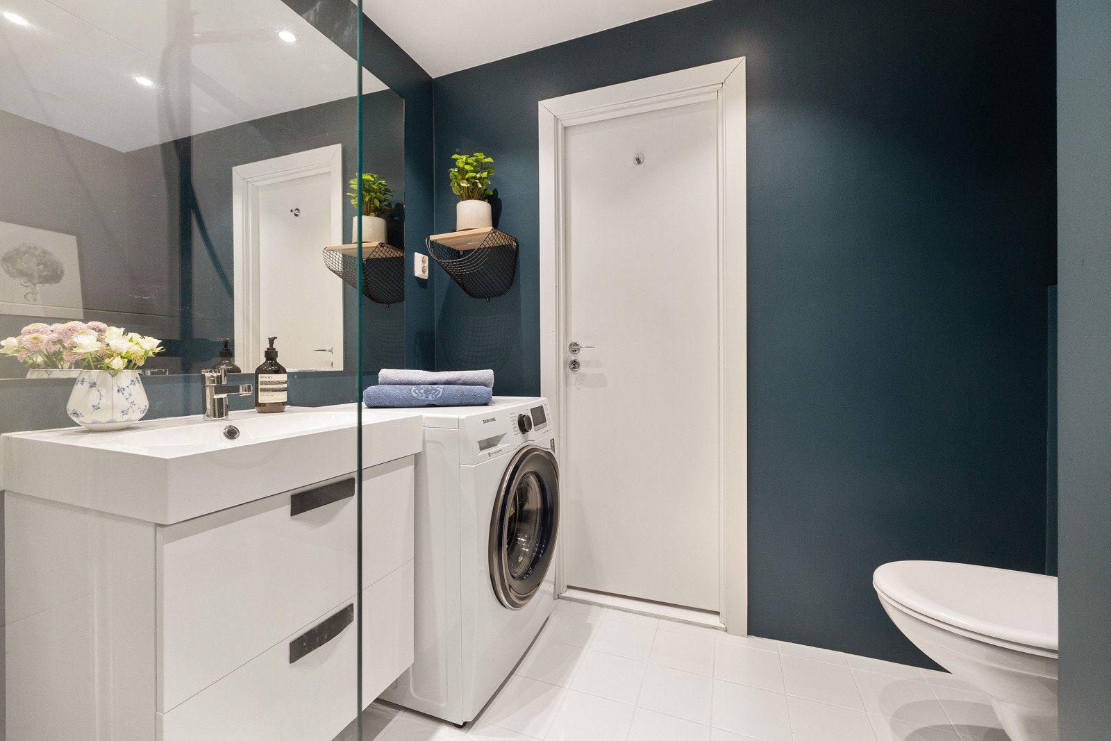 Det er selvfølgelig rom for vaskemaskinen her, og et stort, nærmest heldekkende, speil eliminerer behovet for å slåss om plassen på morgenkvisten. Galleribilde