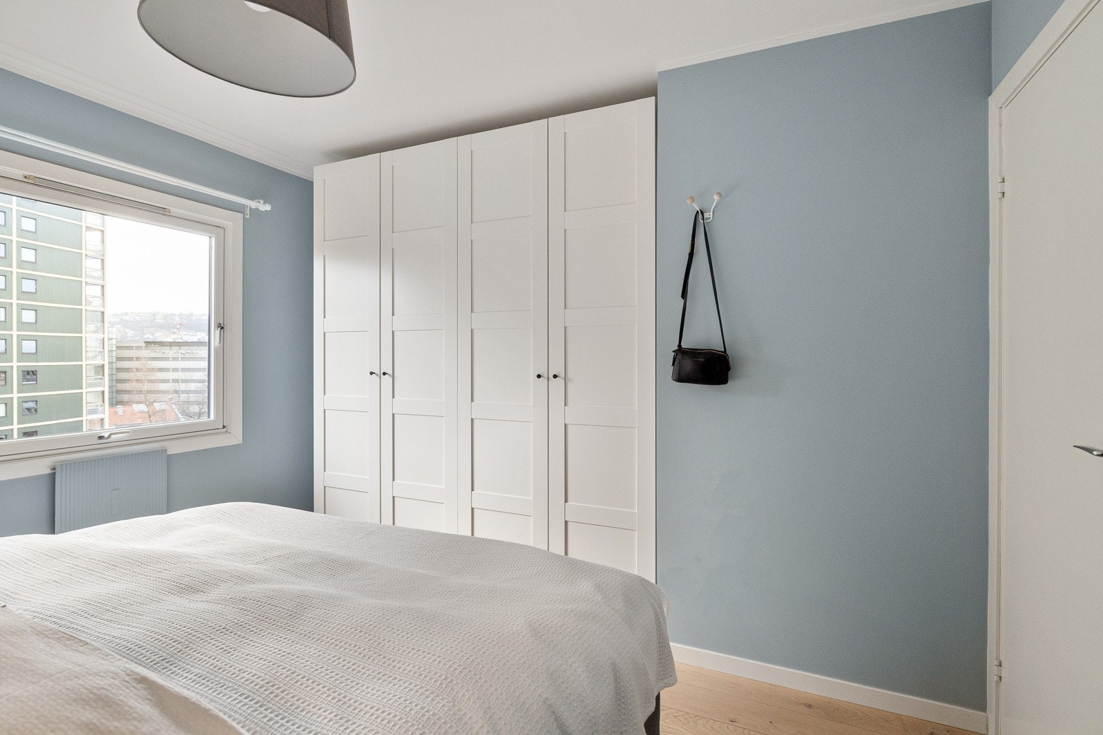 En romslig, tilpasset garderobe sørger for rikelig med oppbevaringsplass, og så oppleves rommet også veldig ryddig. Galleribilde