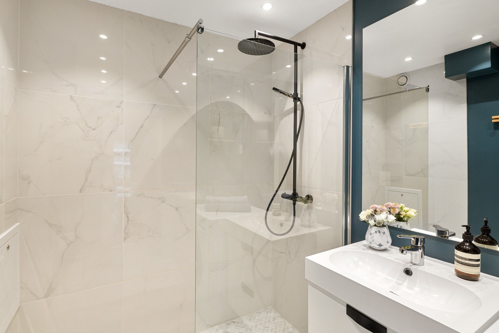 Et lunt, oppvarmet gulv og en romslig dusjplass gir garantert en god start på dagen. Galleribilde