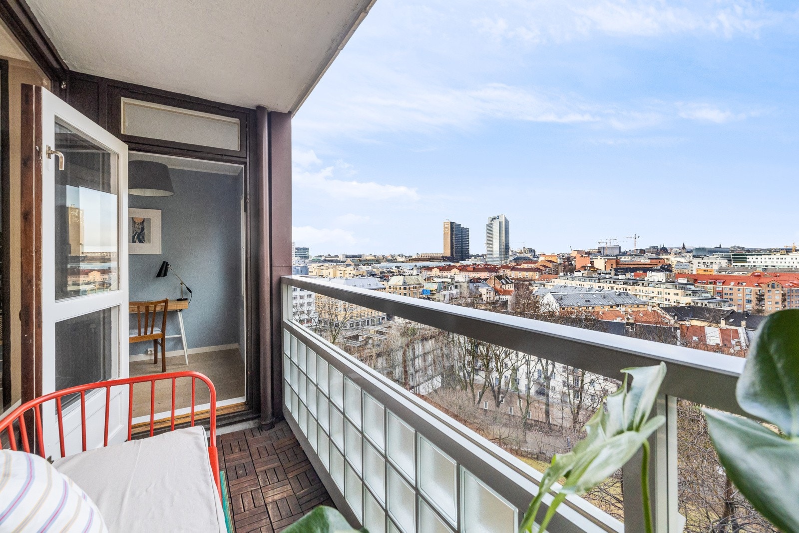 Det er utsikten selgerne kommer til å savne aller mest. Og det er ikke så rart, for her blir man fort sittende å skue utover en stund. Sitter man lenge nok kan man nyte romantiske solnedganger herfra. Galleribilde