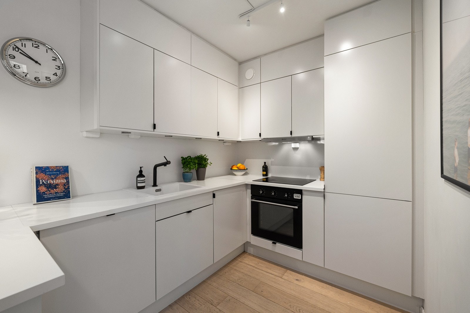 Dessuten er alle kvaliteter til et fullverdig kjøkken dekket; det er arbeidsvennlig og har godt med skap- og benkeplass. Galleribilde