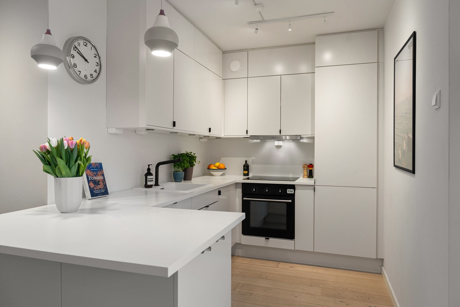 Kjøkkenet ligger noe adskilt fra stuen, men er likevel en del av et fantastisk allrom. Galleribilde