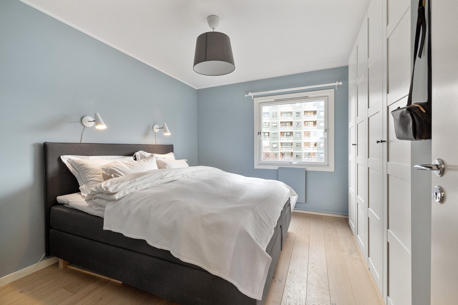 Leilighetens hovedsoverom er svalt og behagelig. Galleribilde