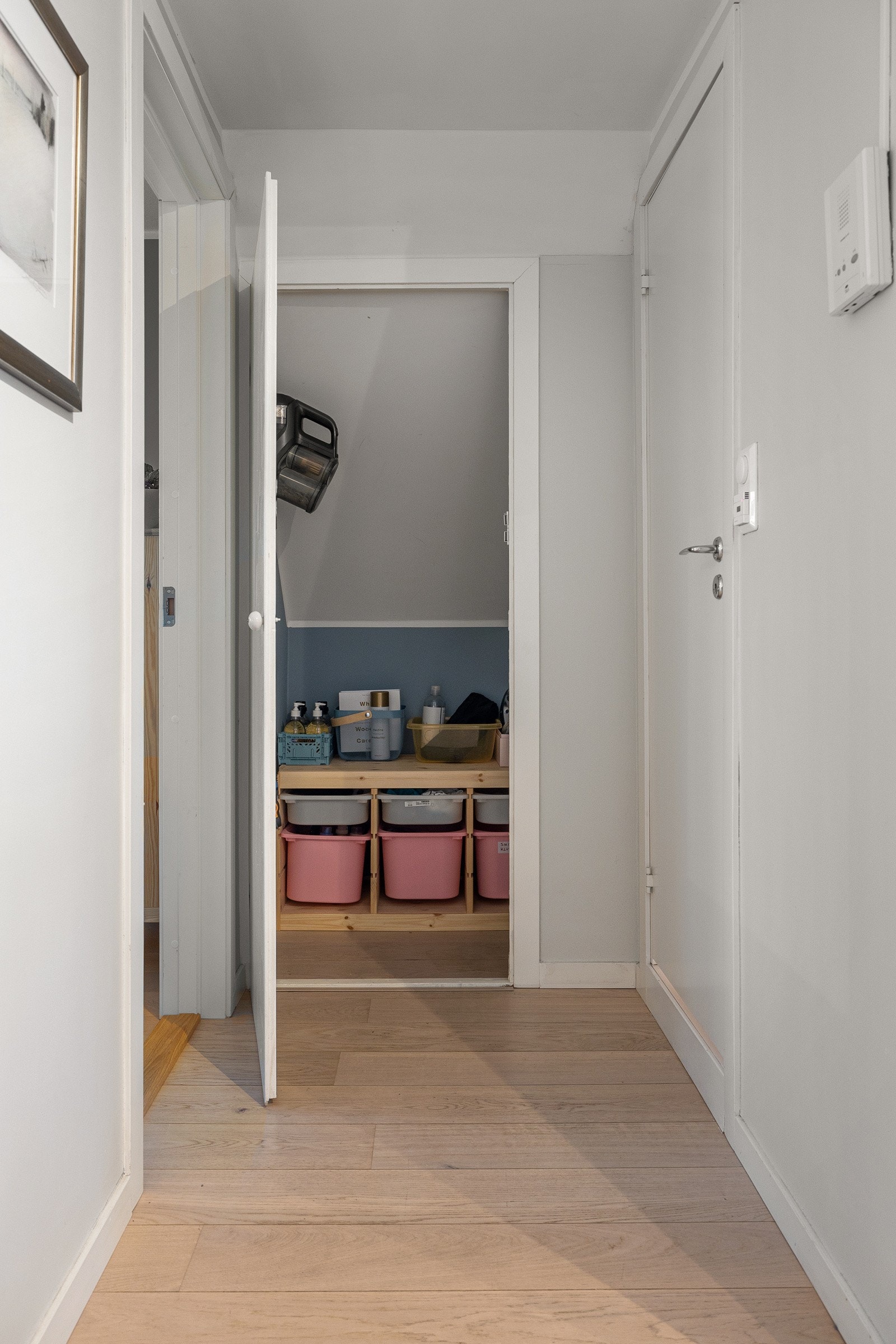 Veldig kjekt er det også med en innvendig bod. Denne finnes ytterst i gangen ved soverommene, og her kan blant annet støvsuger og høykost stues vekk. Galleribilde