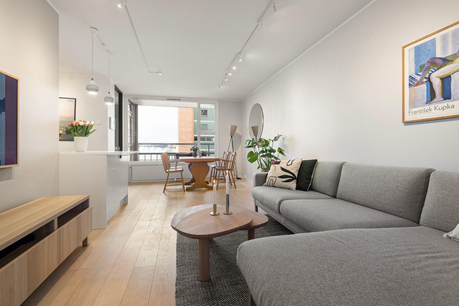 Med rom for spisebord ved vinduet kan hele stuekroken brukes til sofakos og TV-titting. Galleribilde