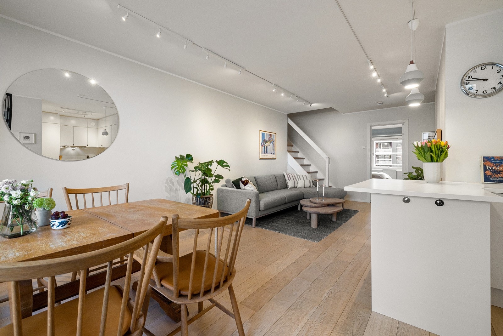 Leiligheten fremstår stilren med sin lyse fargepalett og et gjennomgående parkettgulv. Galleribilde