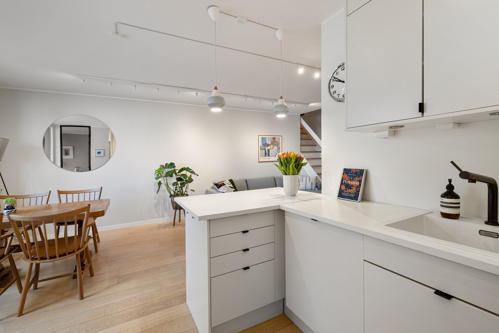 Den hvite innredninger er ren og nøytral slik at dere har frihet til å tilføye farger og materialer som matcher deres stil. Galleribilde