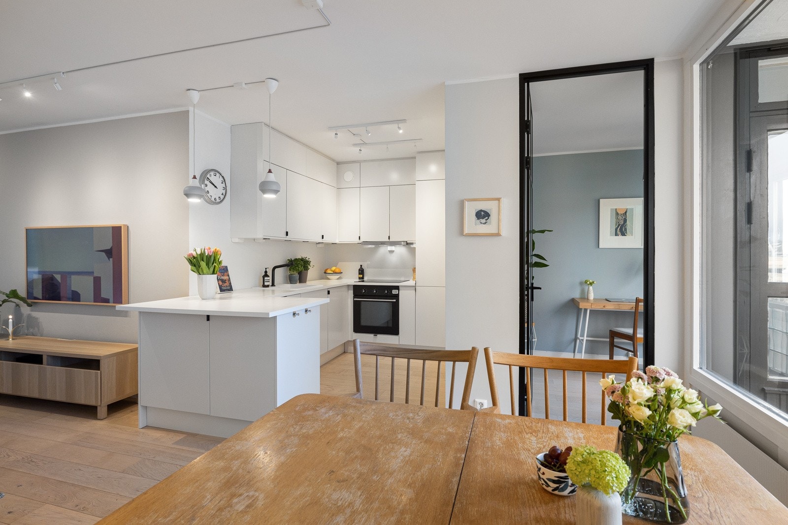 Dette er en planløsning vi liker! Det må være ganske hyggelig å sitte her og holde kokken med selskap. Galleribilde