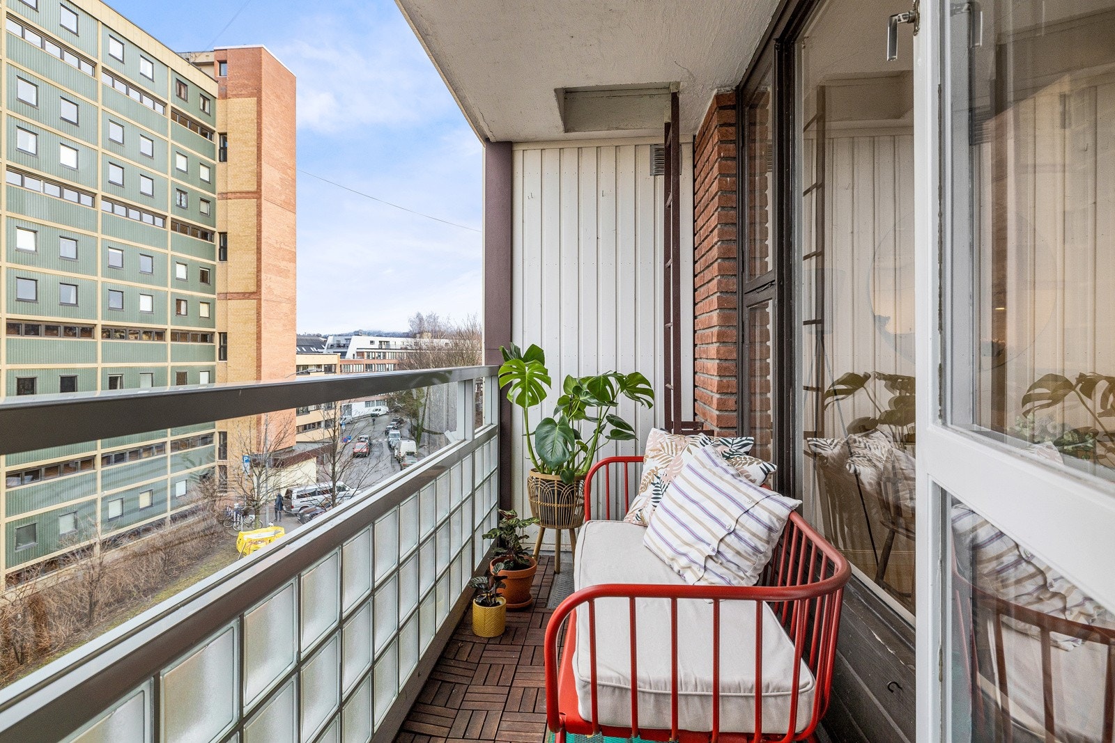 Det er mer enn nok plass til å invitere en gjest eller 3 for et glass vin i varmen. Skikkelig balkonghygge! Galleribilde