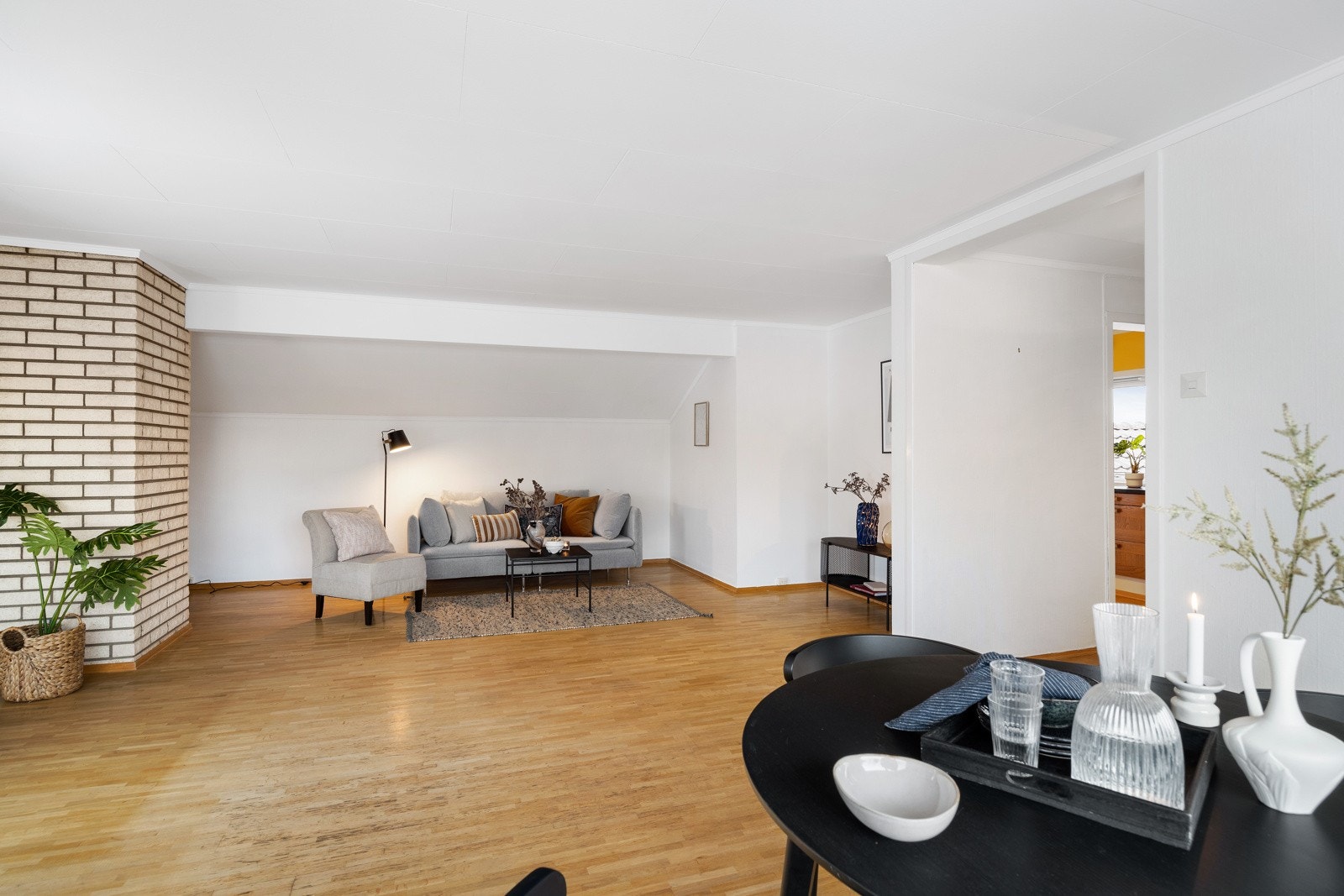 Romslig stue og spisestue med god plass til sofagruppe. Galleribilde