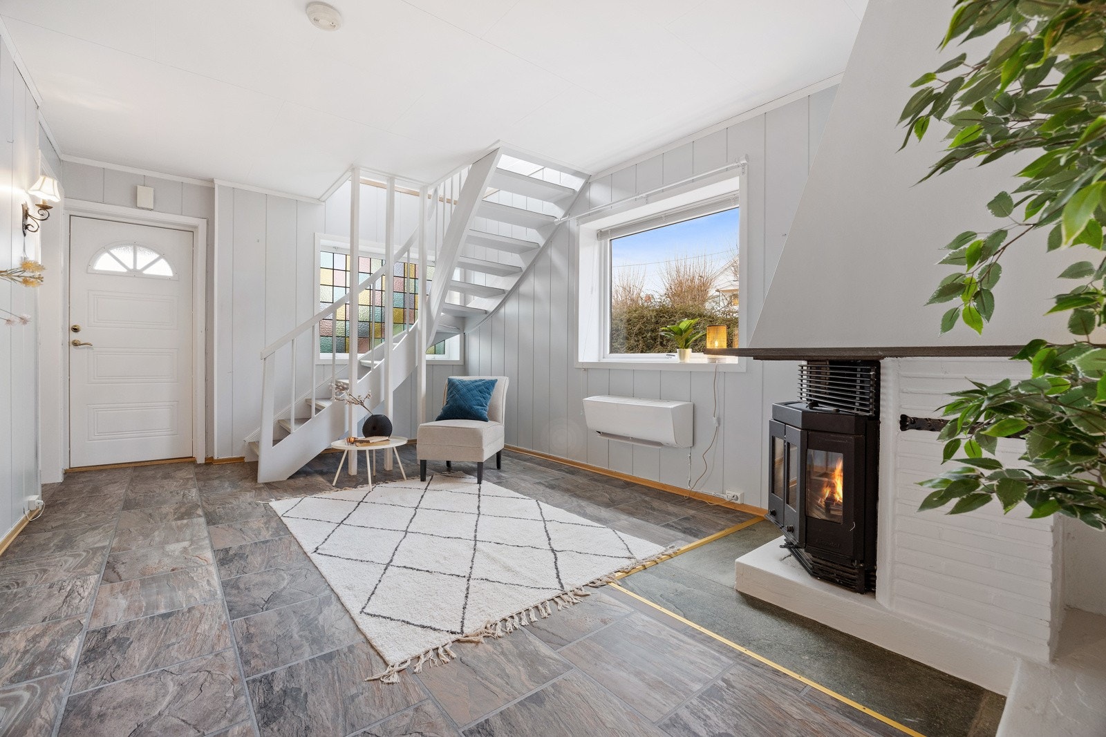 Stor hal i underetasjen med hyggelig peis. Galleribilde