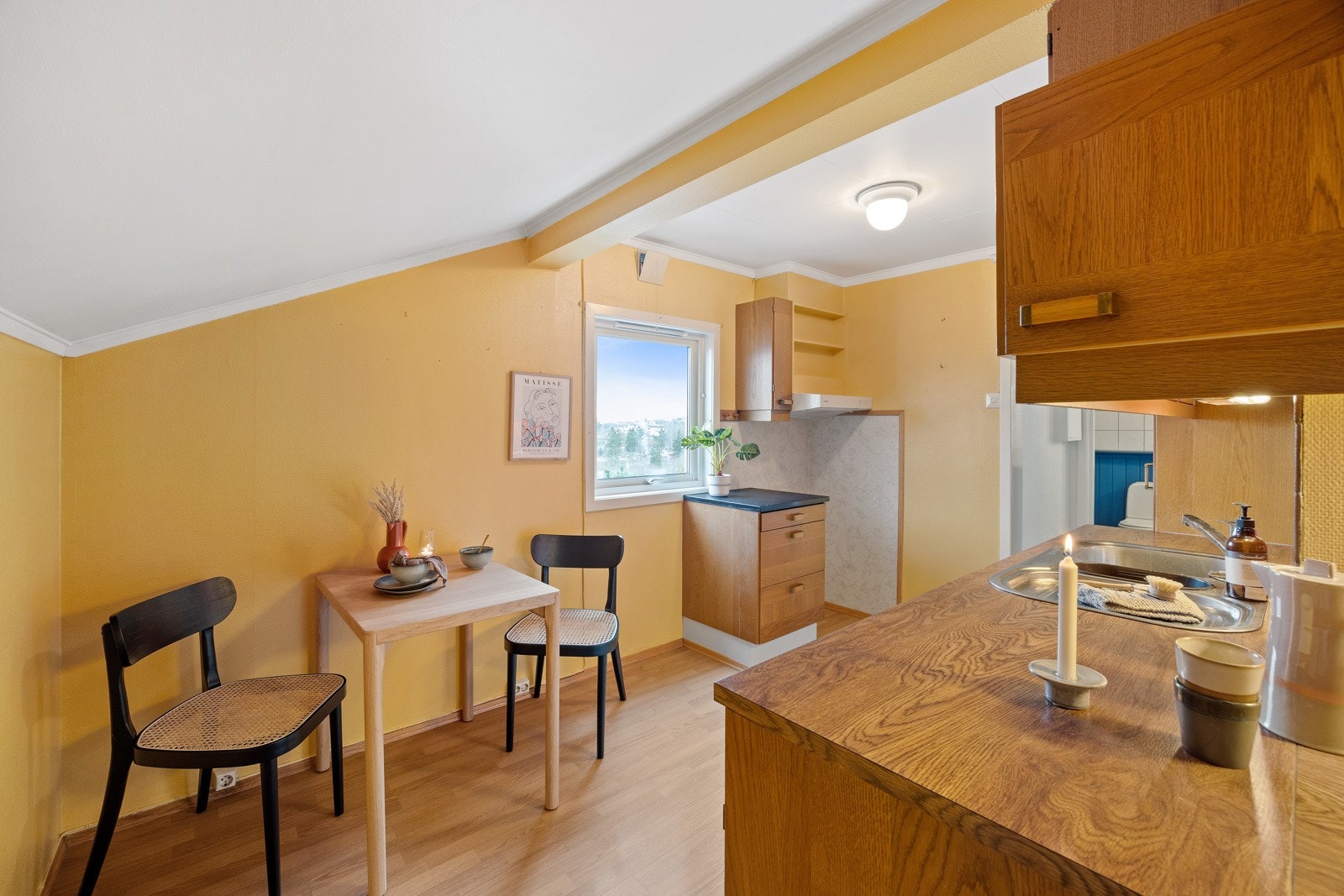 Kjøkken med eldre kjøkkeninnredning. Galleribilde