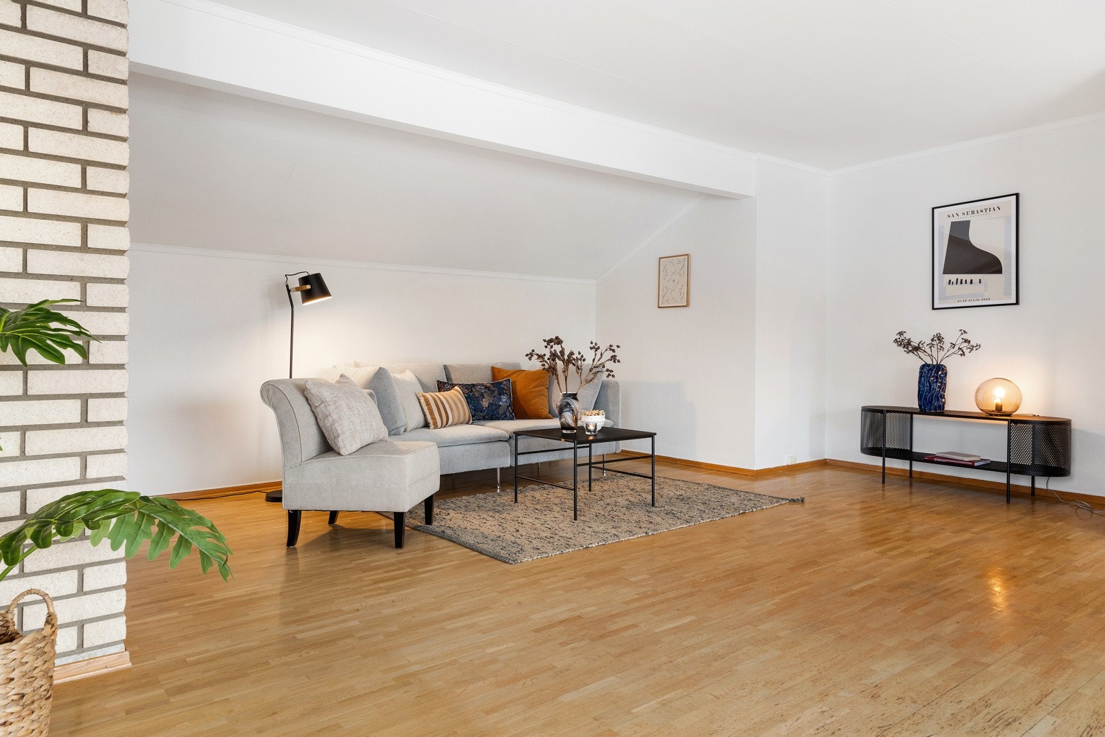 Stuen er holdt i lyse og tidsriktige farger. Galleribilde