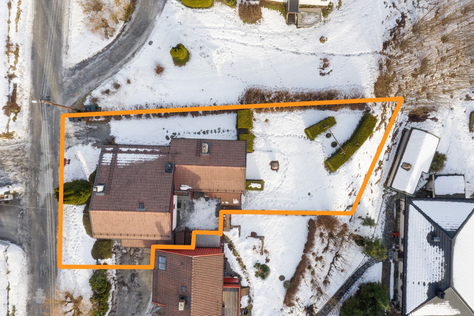 Stor solrik hage med hyggelig terrasse og stor gressplen. Galleribilde