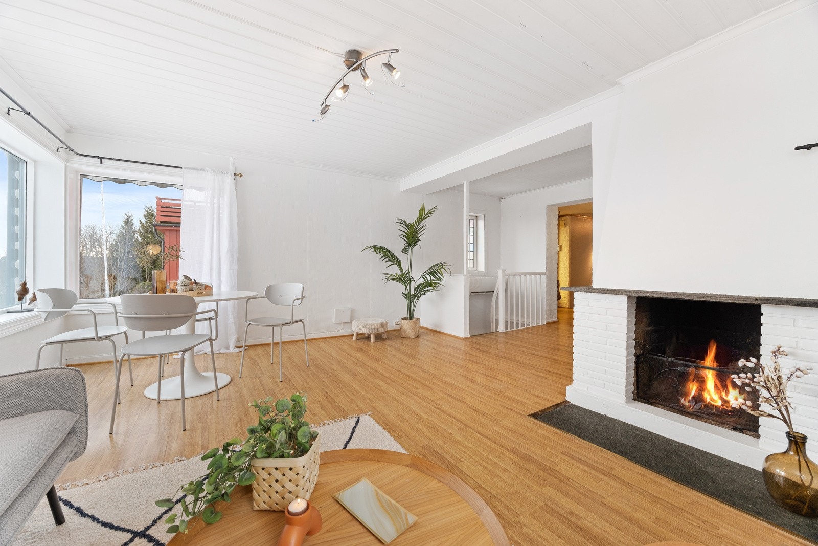 Lys og hyggelig stue med store vindusflater som slipper inn godt med naturlig lys. Galleribilde