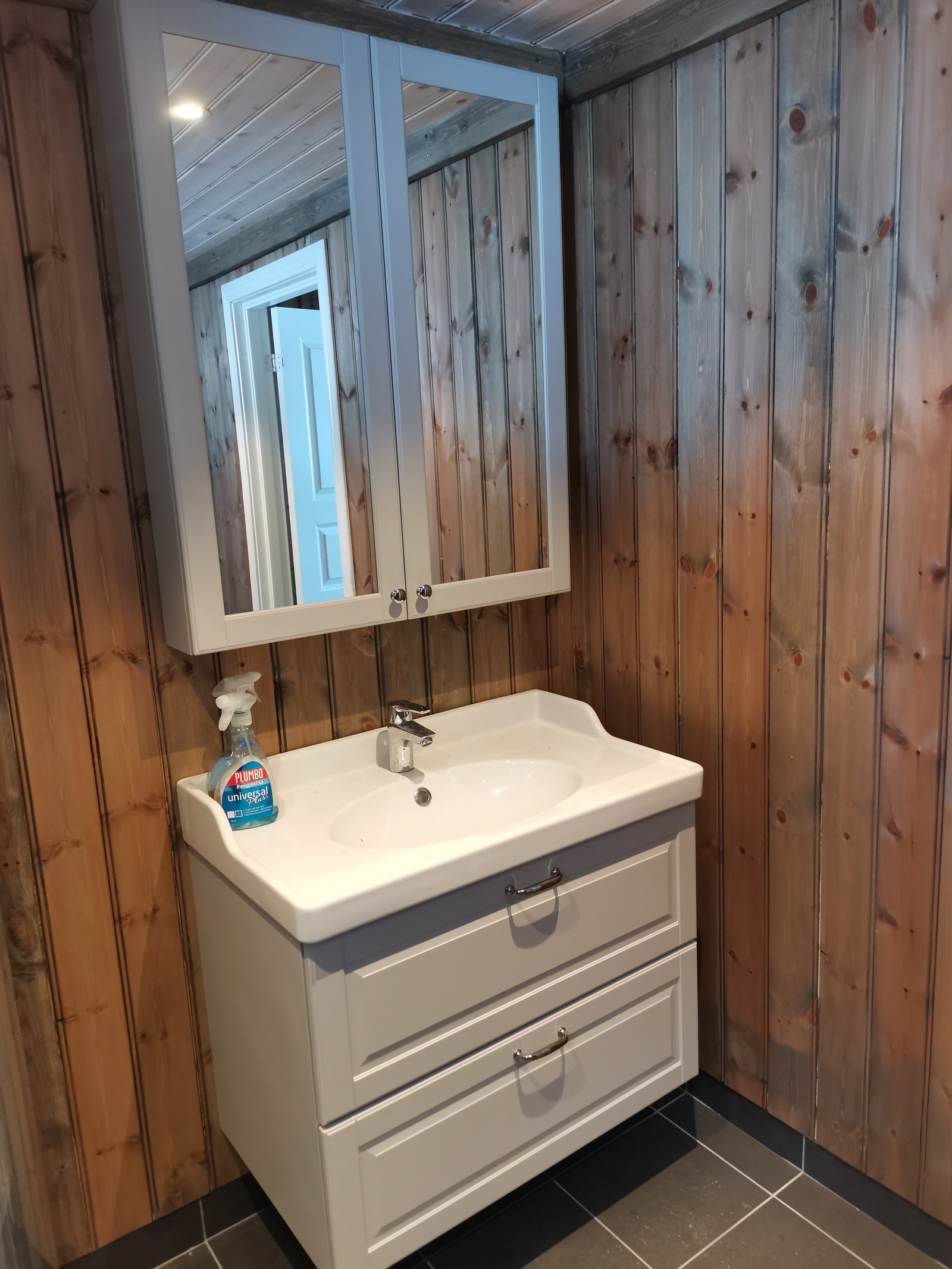 Nordlykkja 4: Bad IKEA benkeskap Galleribilde