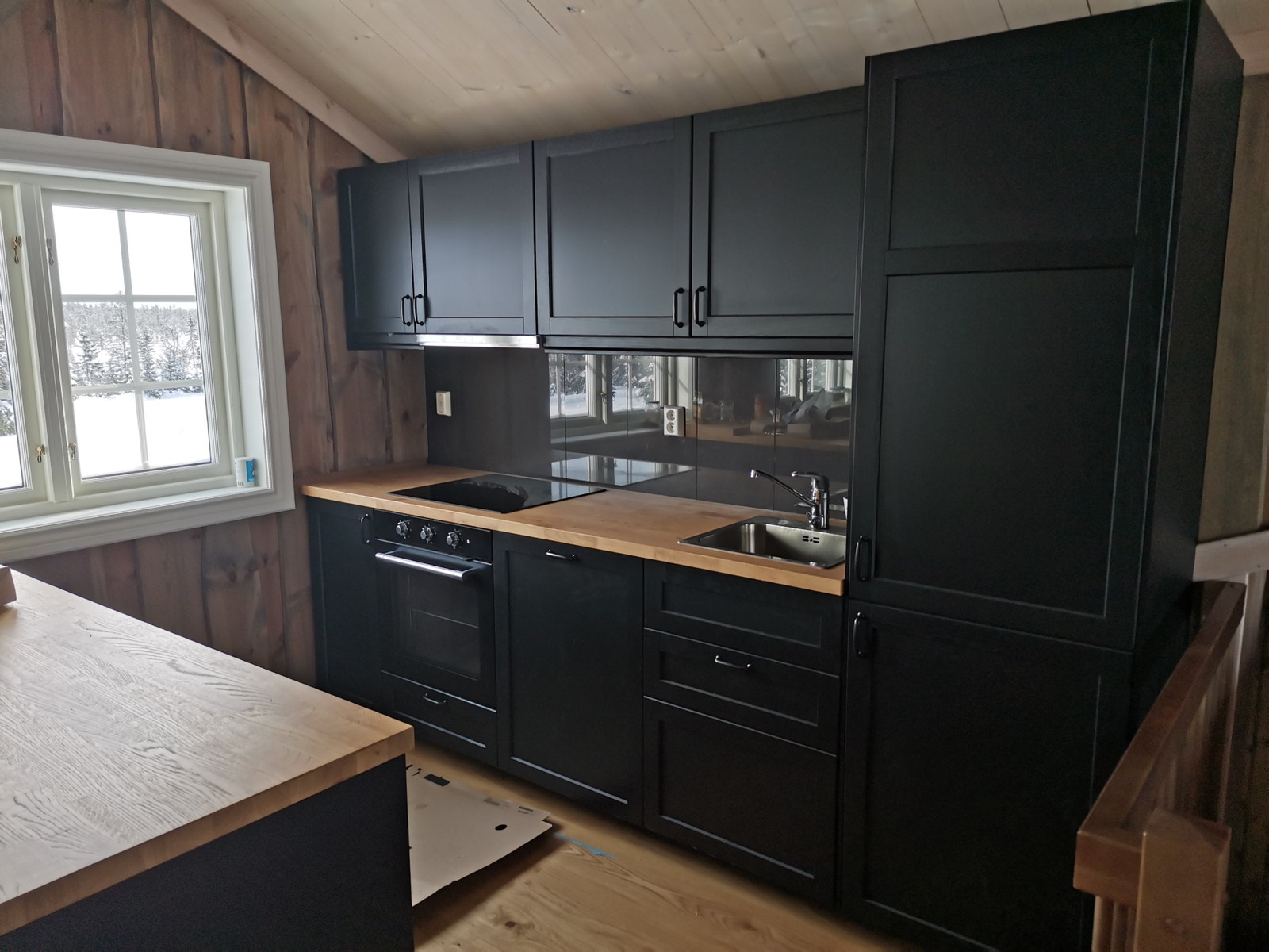 Nordlykkja 4 har Lerhytta IKEA-kjøkkenløsning.
Hytta er ikke ferdigstilt enda, en del detaljer og finish gjenstår. Men den er klar til visning. Ta kontakt. Galleribilde