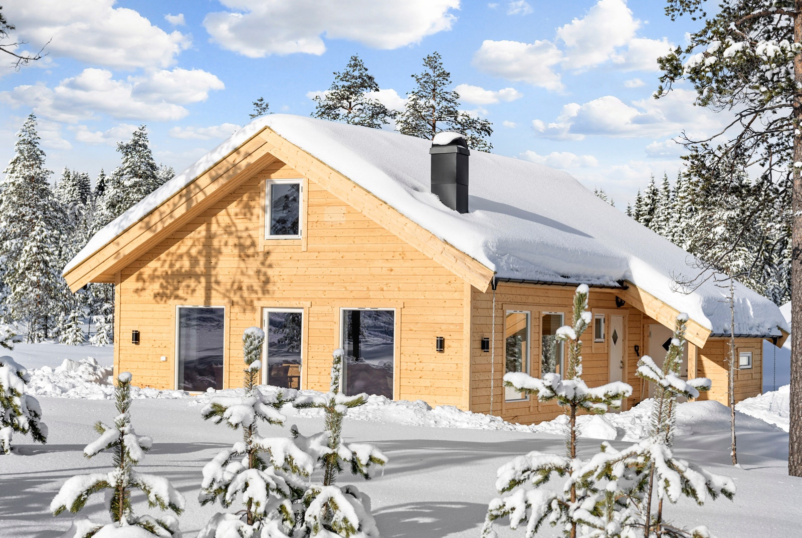 Store vinduer og terrasse på 2 sider. Bilde tatt fra helt lik hytte som ble oppført i 2022 Galleribilde
