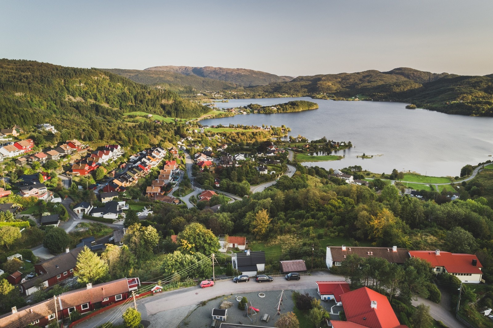Tomten ligger i et veletablert boligområde. Galleribilde