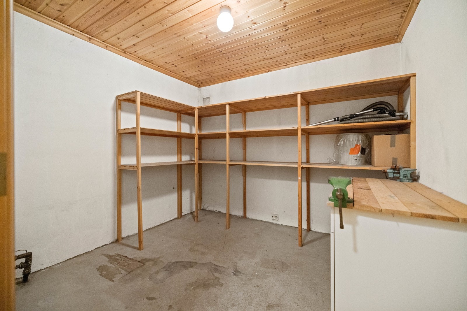 Det er svært god oppbevaringsplass i underetasjen. Galleribilde