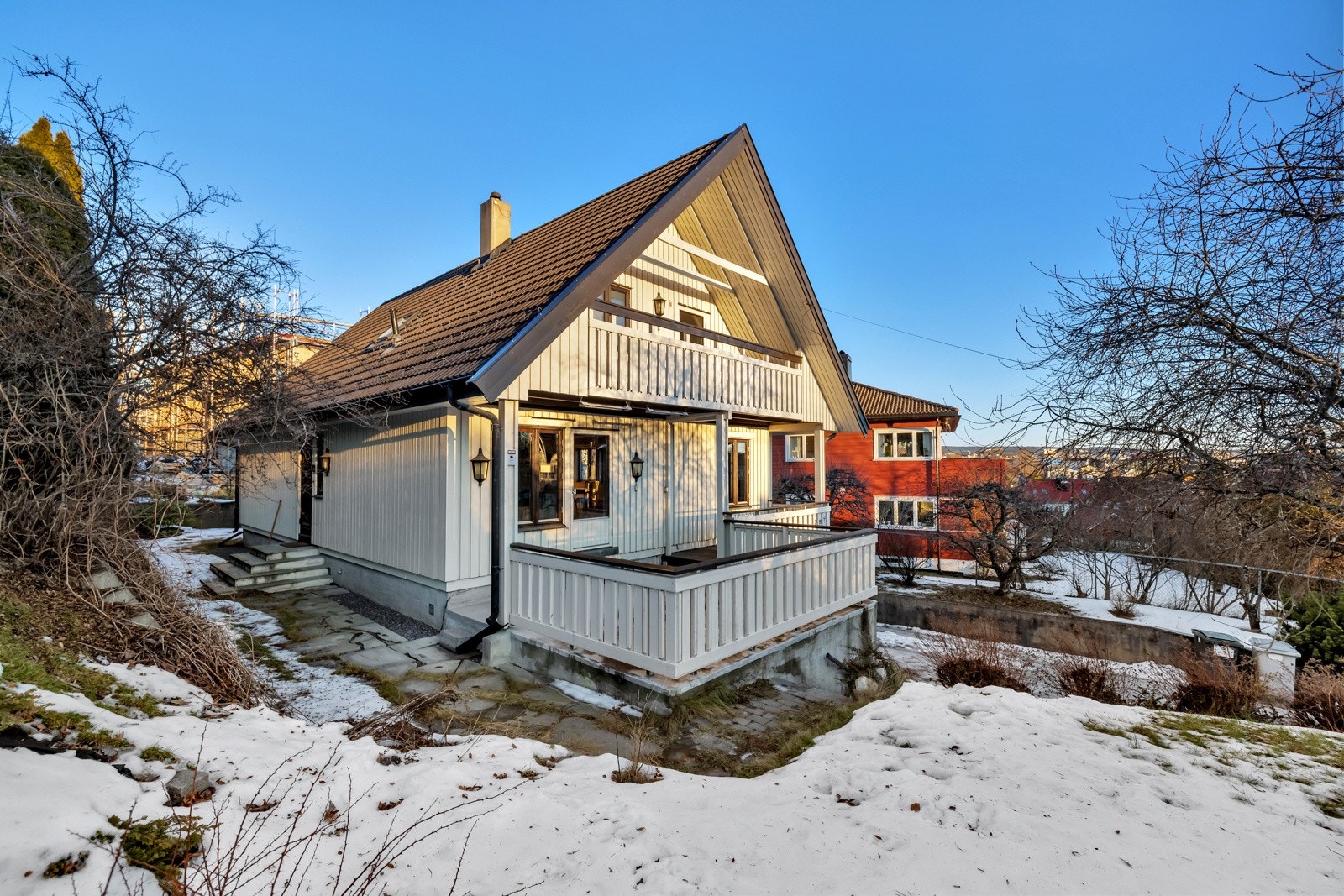 ØsthEn innholdsrik enebolig over tre plan + loft, med egen nngang til huset fra garasjen. Galleribilde
