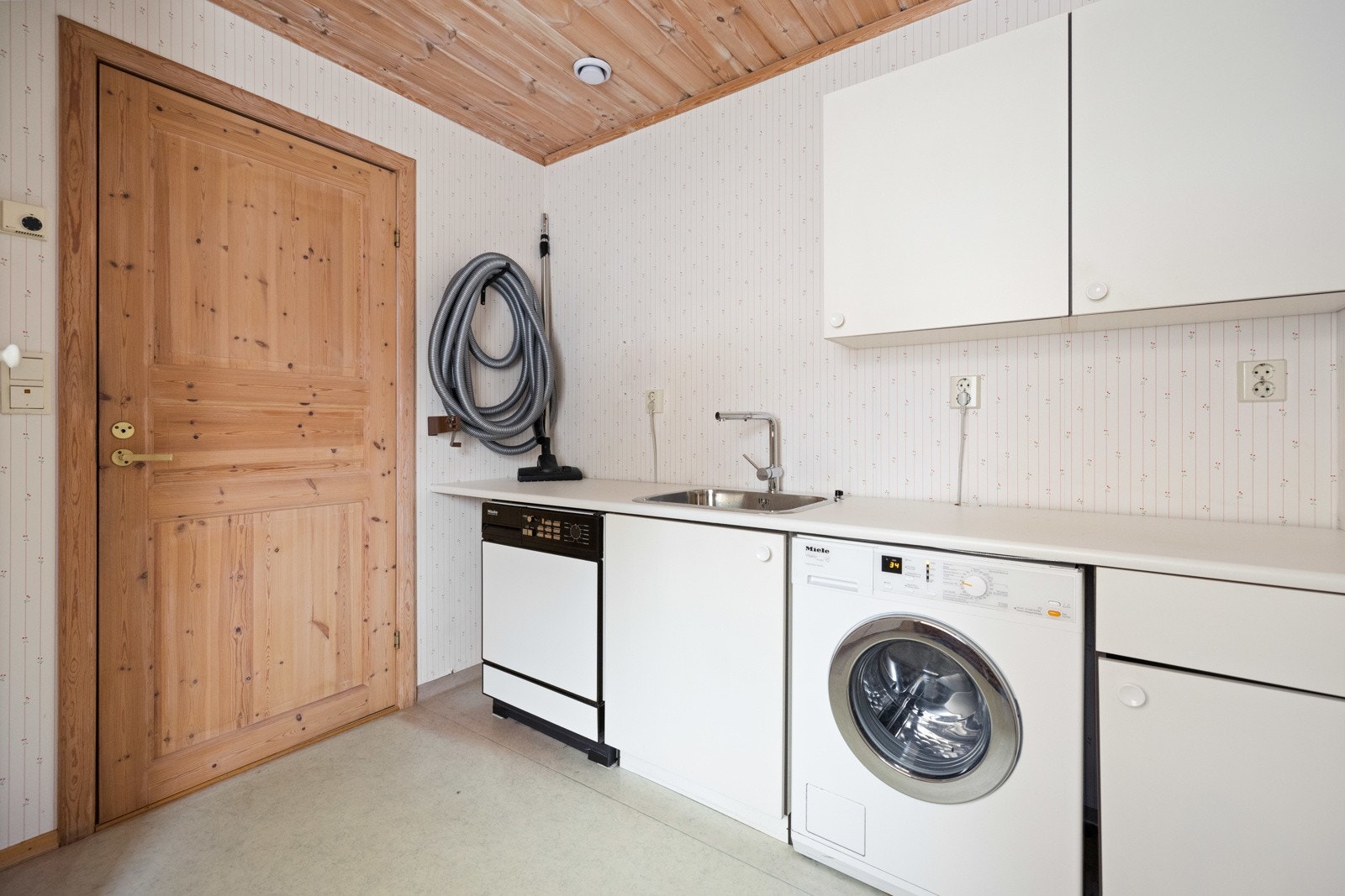 Praktisk vaskerom i boligens 1.etasje med opplegg for vaskemaskin. Galleribilde