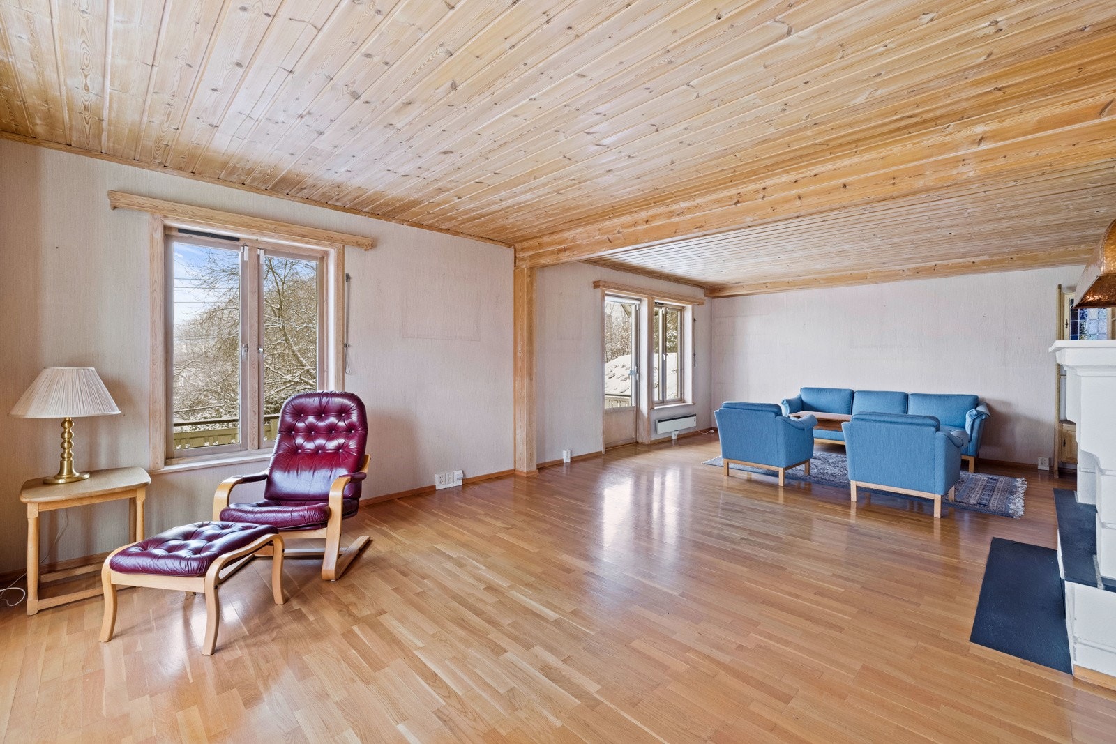 Godt med lysinnslipp gjennom mange vinduer i stue/kjøkkensonen. Galleribilde