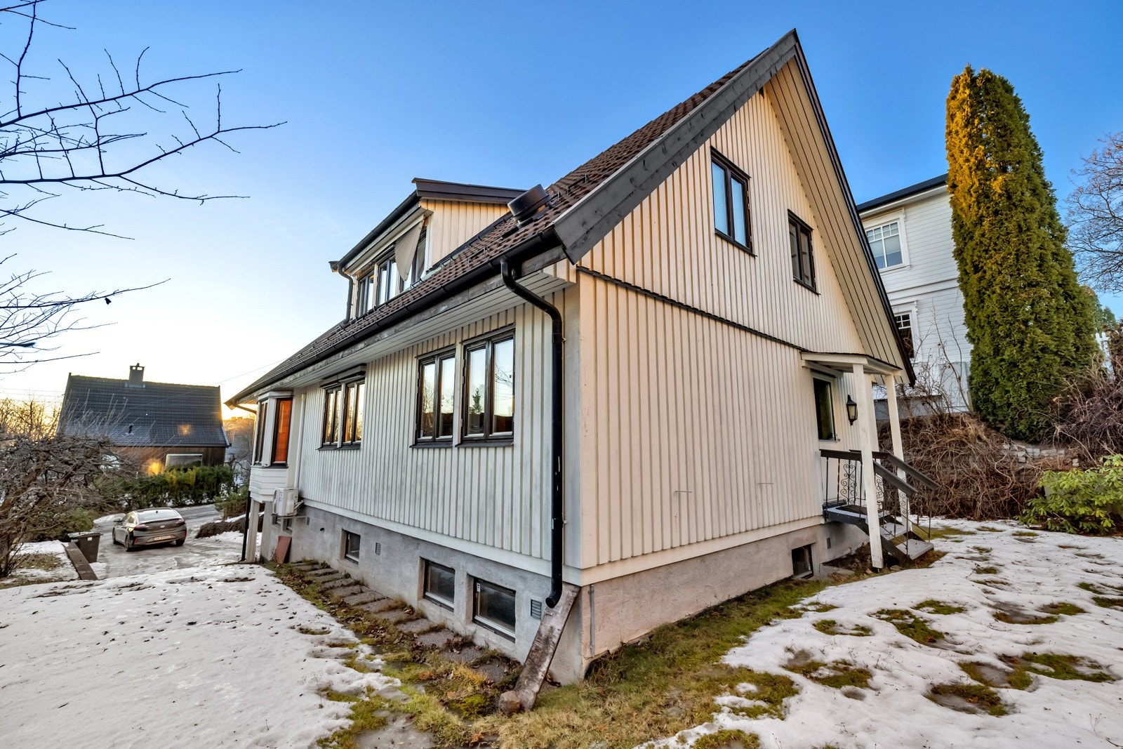Tomten er opparbeidet og det er plass til biloppstilling i garasjen og på gårdsplassen. Galleribilde