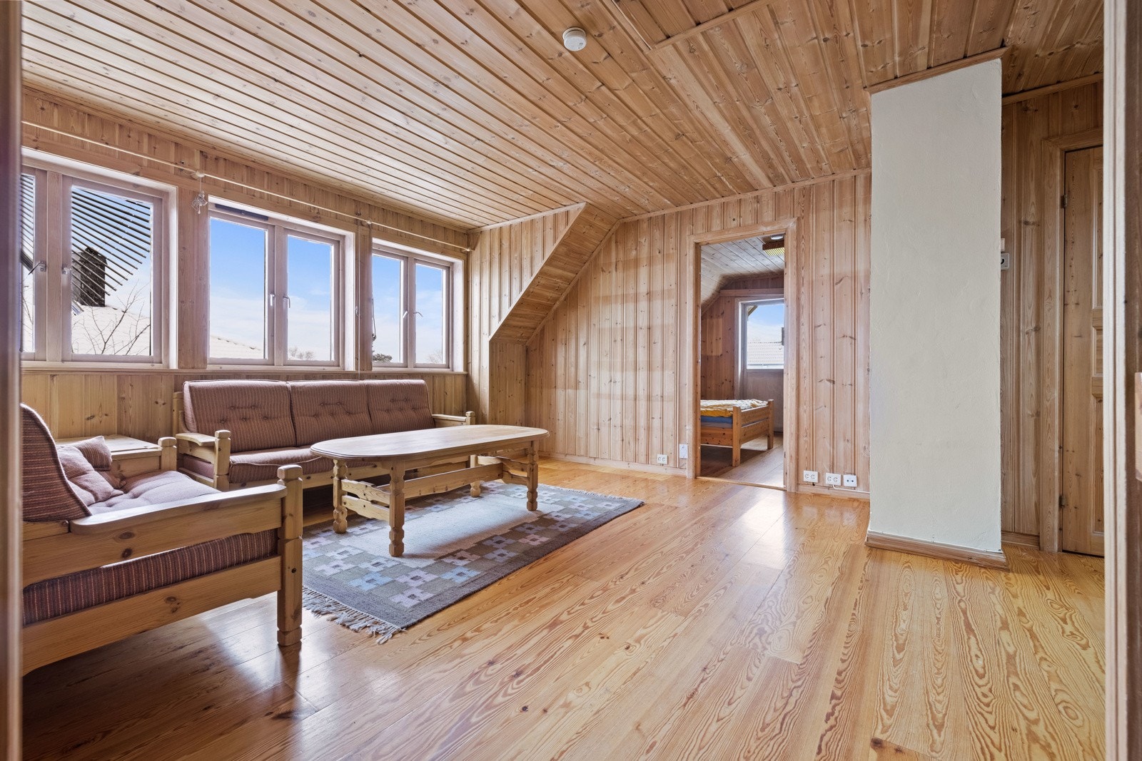 Romslig stue i 2. etasje med inngang til de 3 soverommene og badet i etasjen. Galleribilde