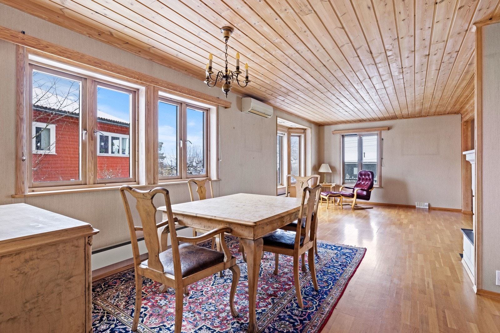 Utenfor kjøkkenet er det en naturlig plass til spisegruppen. Galleribilde