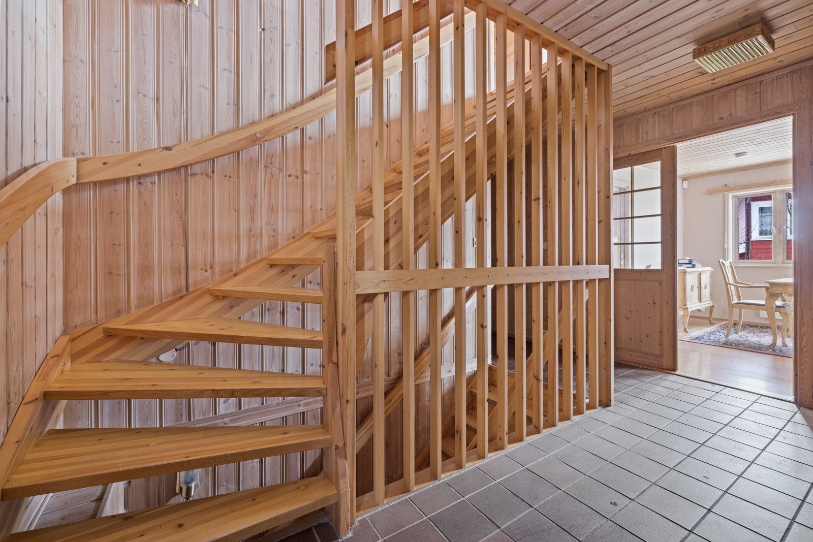 Hallen er romslig og flislagt. Her er det god plass til garderobe. Galleribilde