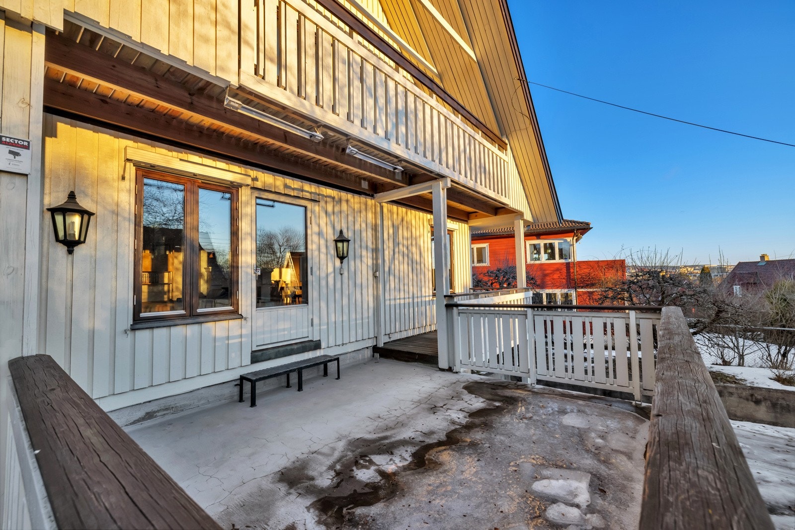 Fra stuen er det utgang til en sydvestvendt terrasse på ca. 22 kvm med utsyn over en del av hagen og gårdsplass. Galleribilde