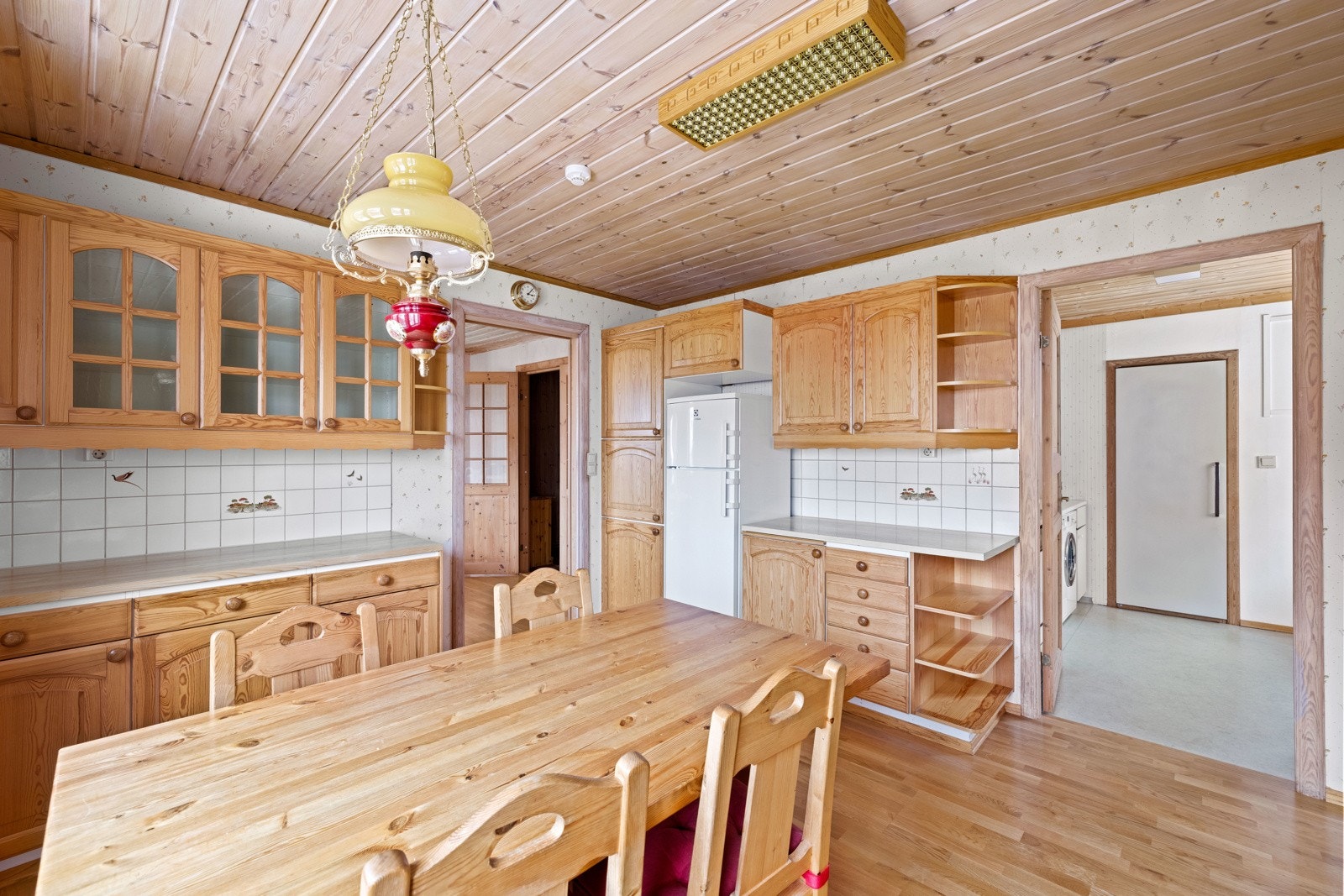 Fra kjøkkenet har man tilgang til eget vaskerom (med utgang til hagen) og kjølerom. Galleribilde