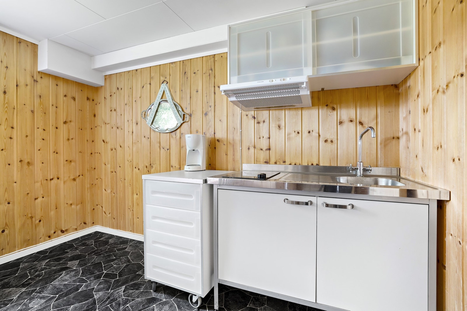 Innredet kjeller. Rommet er antakelig opprinnelig byggemeldt som bod og ikke bruksendret/omsøkt/godkjent til varig opphold. Galleribilde