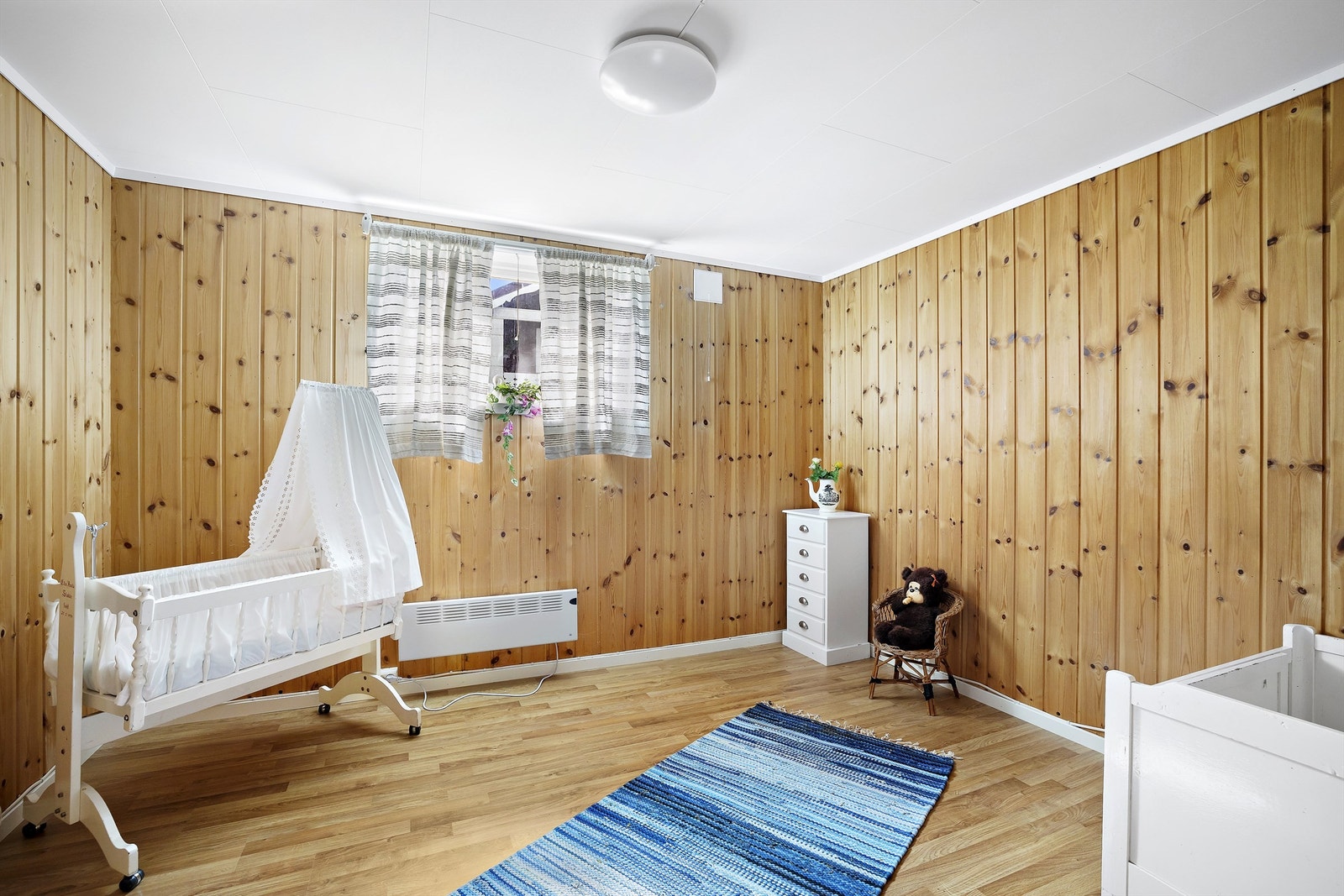 Innredet kjeller. Rommet er antakelig opprinnelig byggemeldt som bod og ikke bruksendret/omsøkt/godkjent til varig opphold. Galleribilde