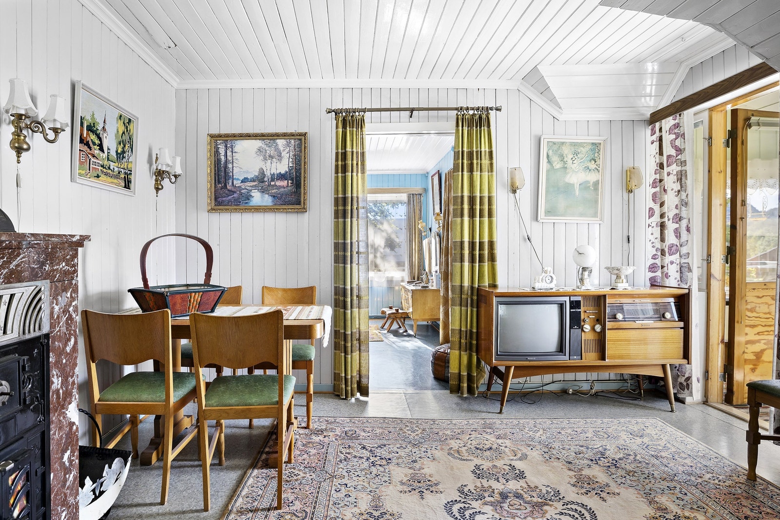 Innredet rom er antakelig opprinnelig byggemeldt som loft og ikke bruksendret/omsøkt/godkjent til varig opphold. Galleribilde