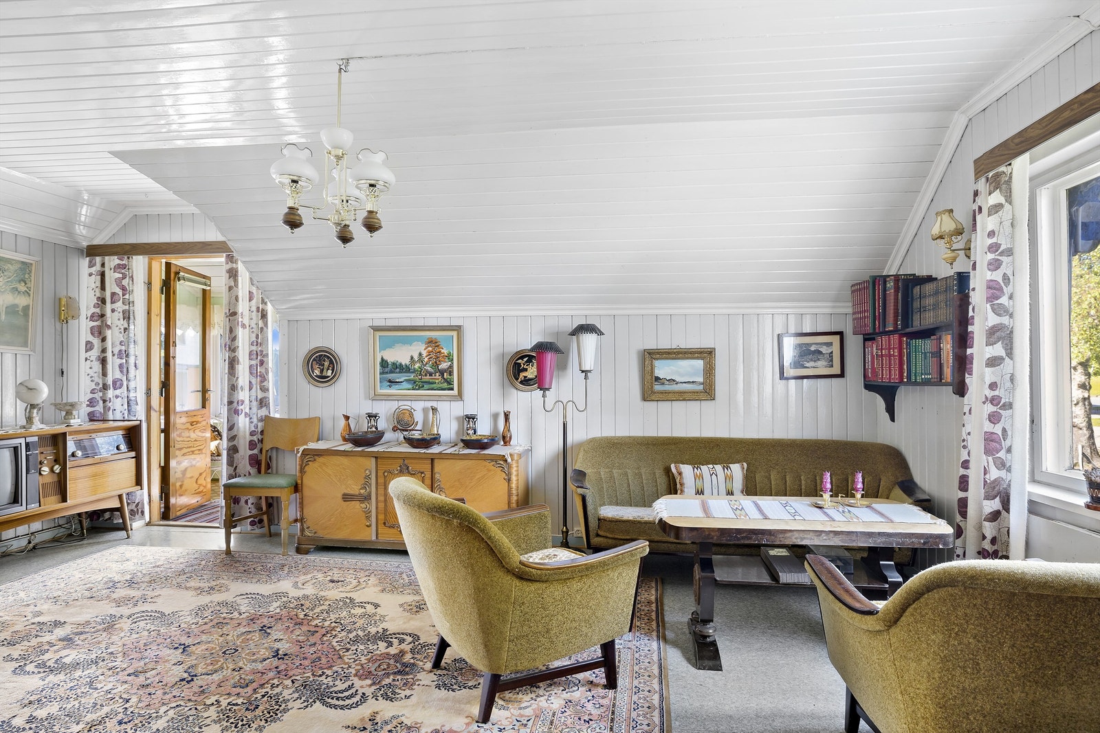 Innredet rom er antakelig opprinnelig byggemeldt som loft og ikke bruksendret/omsøkt/godkjent til varig opphold. Galleribilde