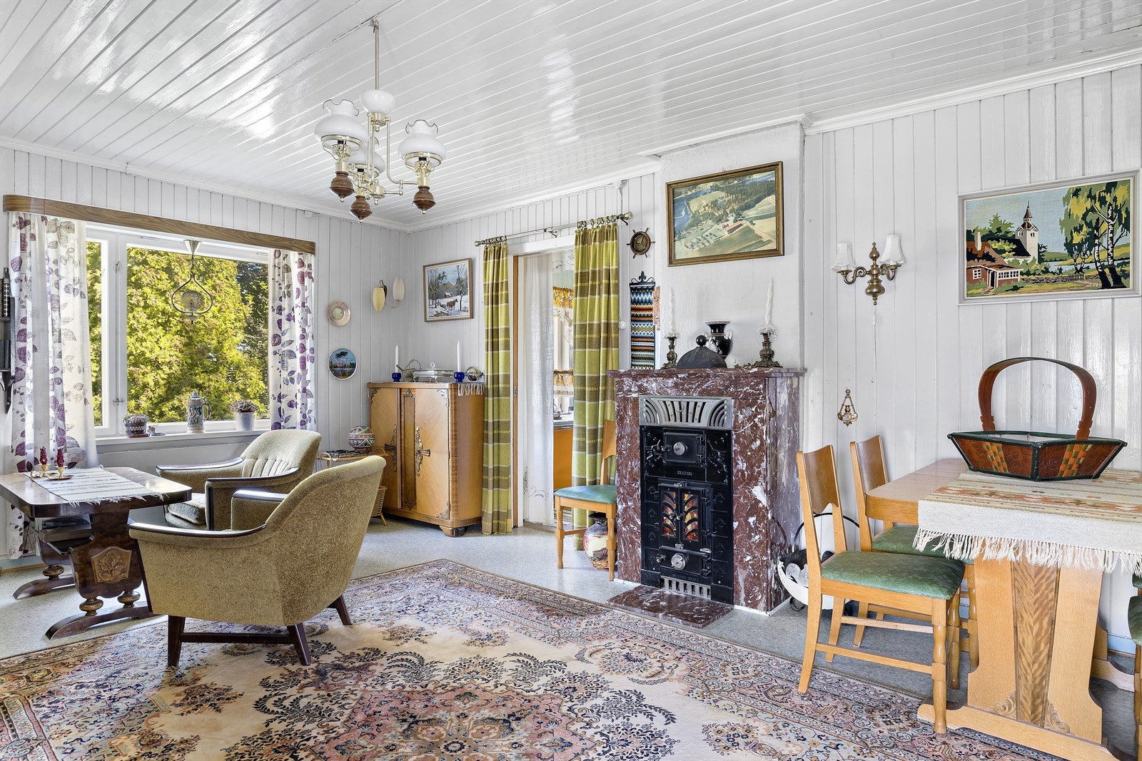 Innredet rom er antakelig opprinnelig byggemeldt som loft og ikke bruksendret/omsøkt/godkjent til varig opphold. Galleribilde