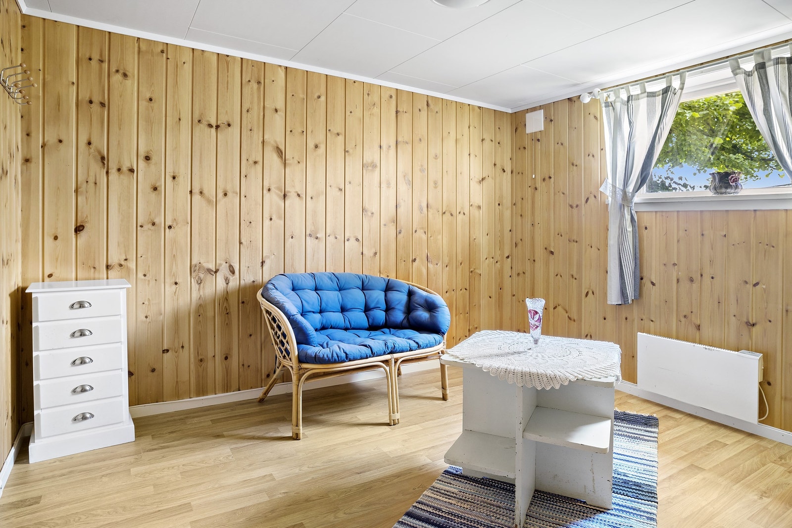 Innredet kjeller. Rommet er antakelig opprinnelig byggemeldt som bod og ikke bruksendret/omsøkt/godkjent til varig opphold. Galleribilde