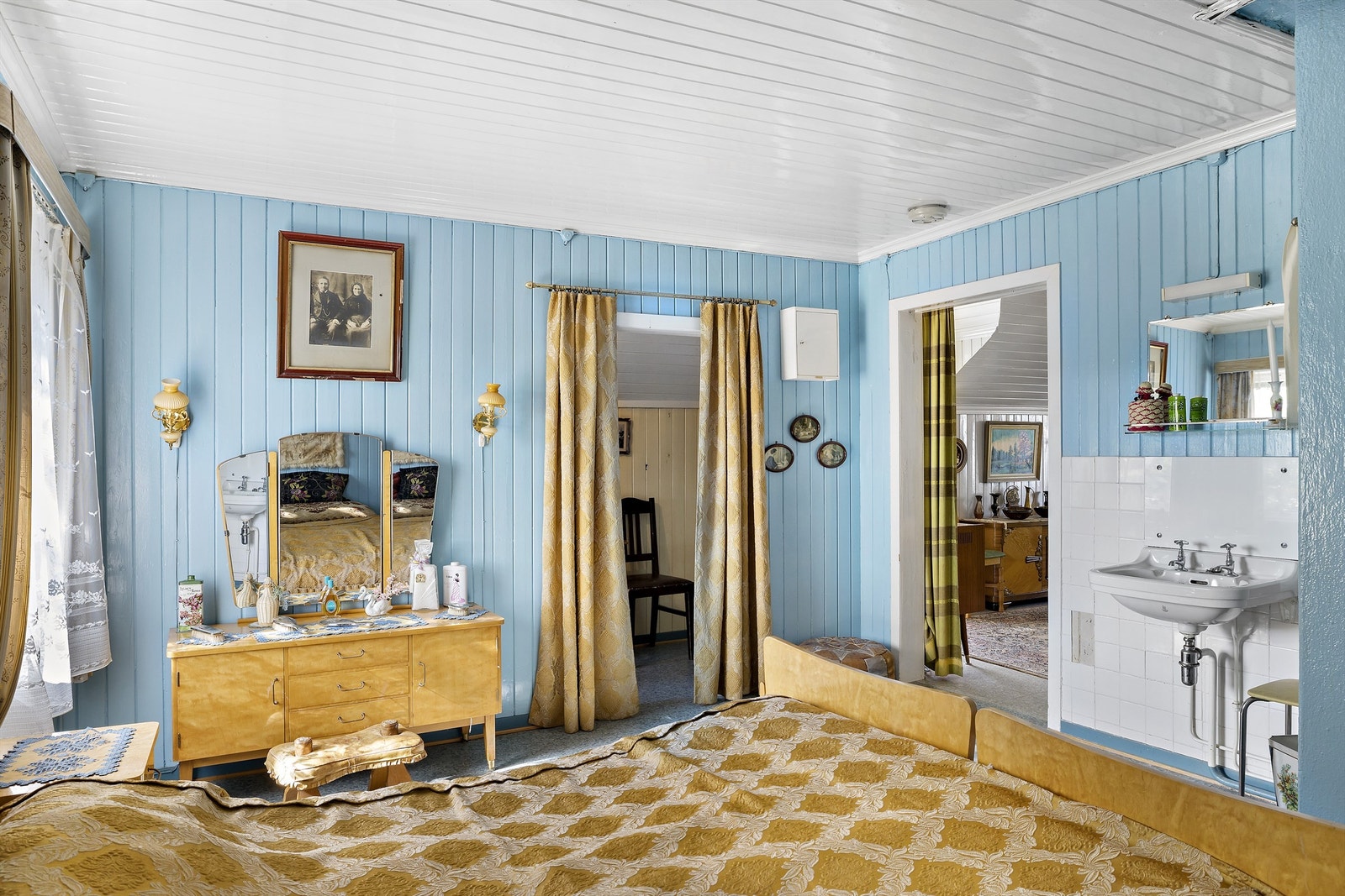 Innredet soverom er antakelig opprinnelig byggemeldt som loft og ikke bruksendret/omsøkt/godkjent til varig opphold. Galleribilde