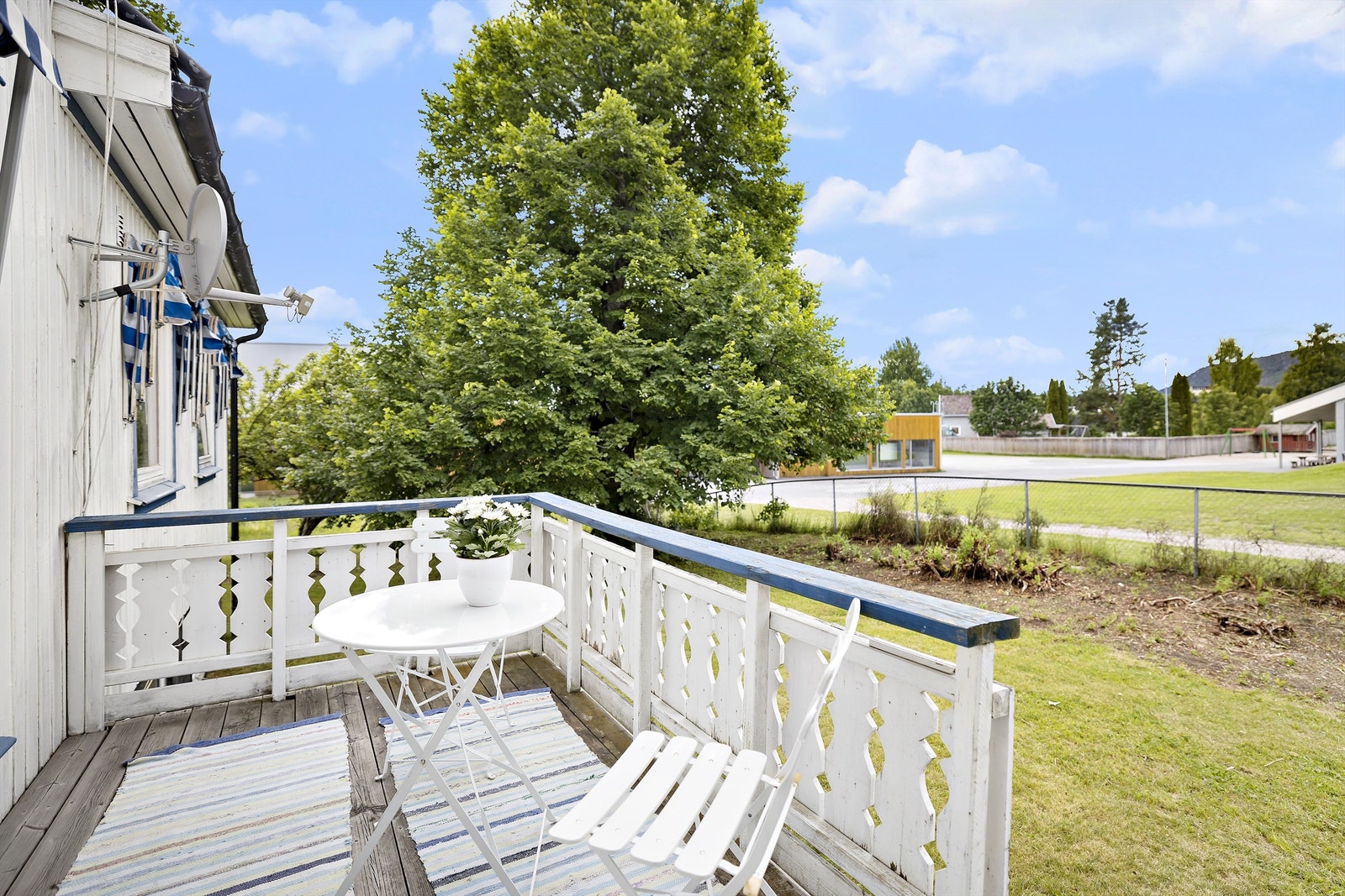 Uteplass. Galleribilde